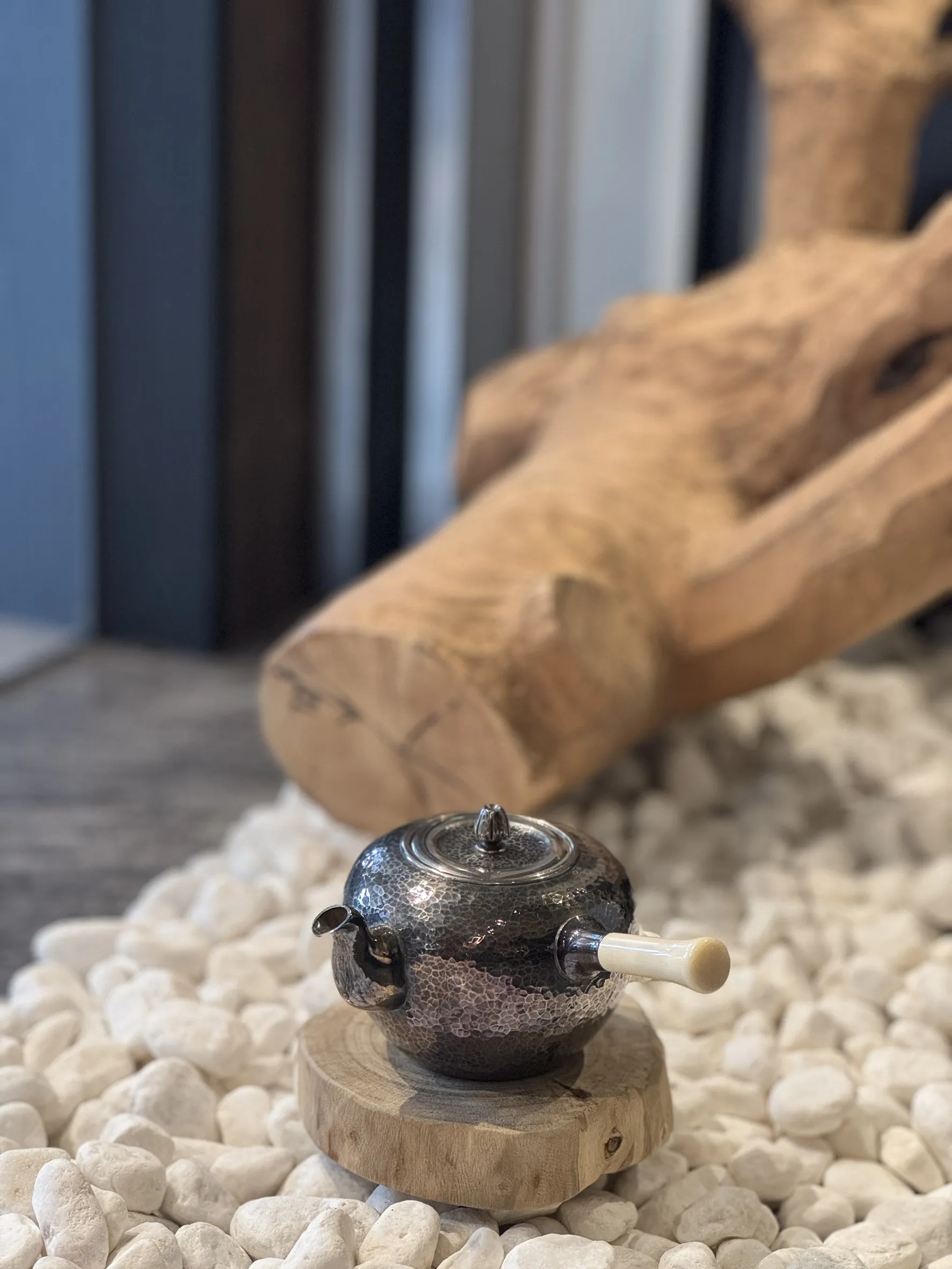 松屋訂製 燻黑槌目 純銀牙把急須