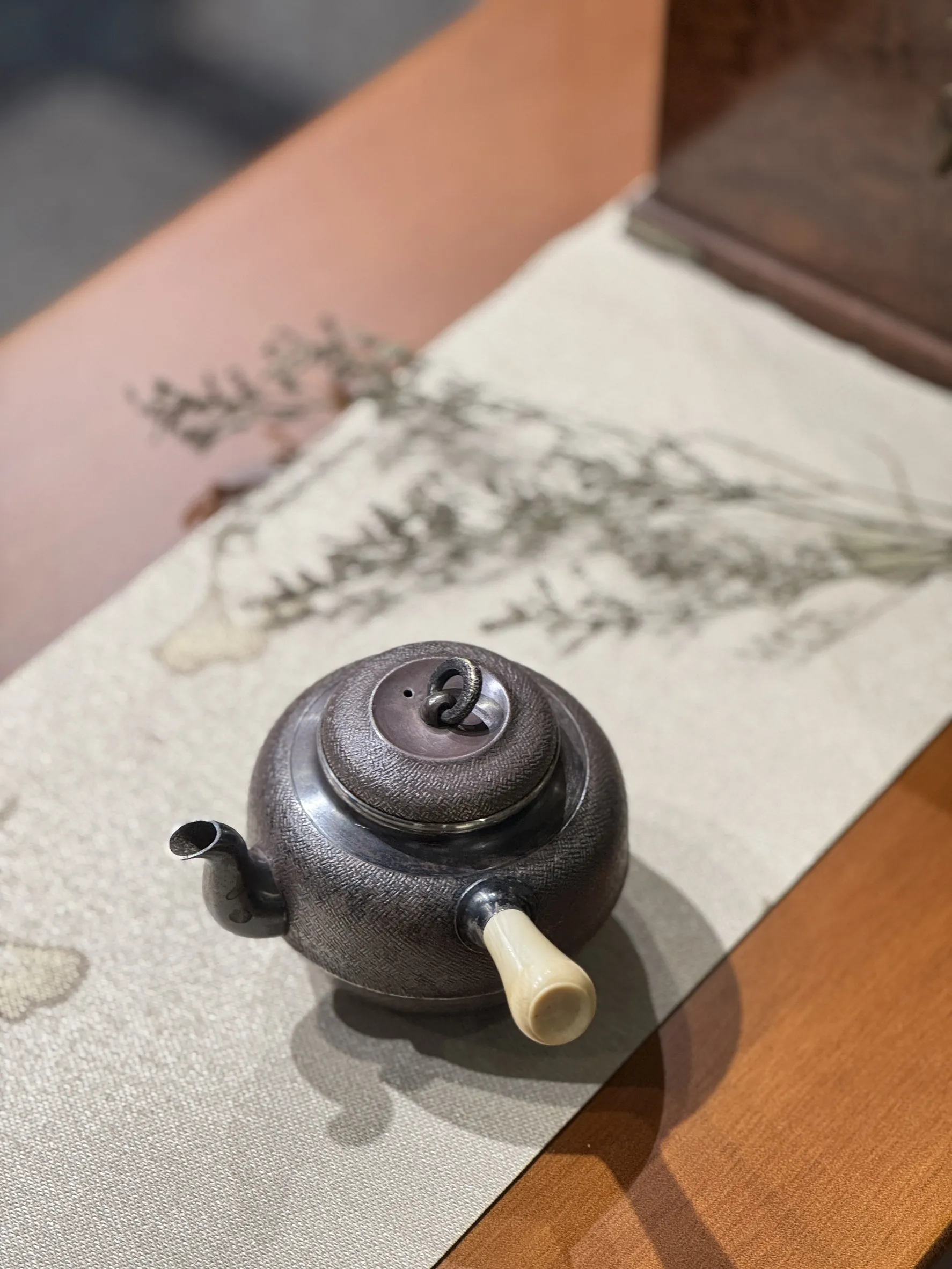 燻紫岩肌紋 環摘純銀牙把急須