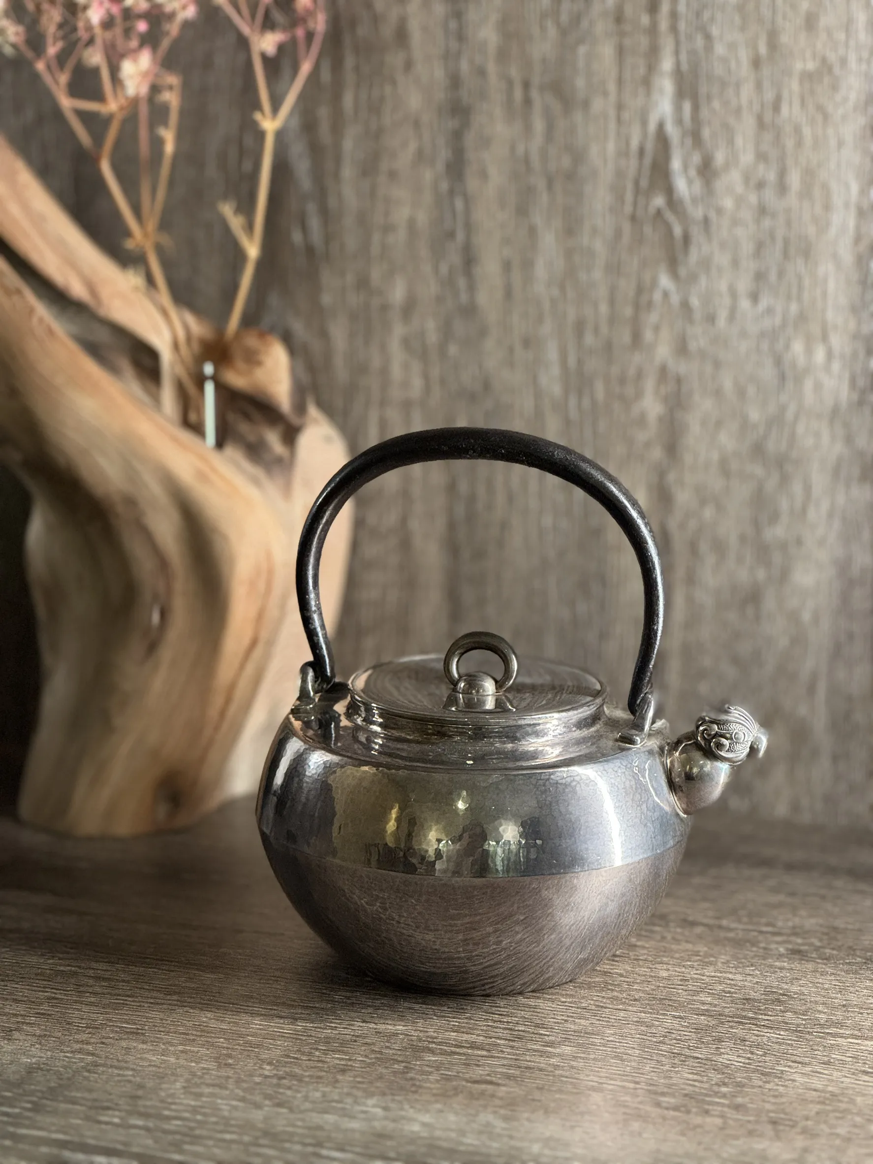 竹影堂榮真作 鐵把獸口槌目 純銀湯沸