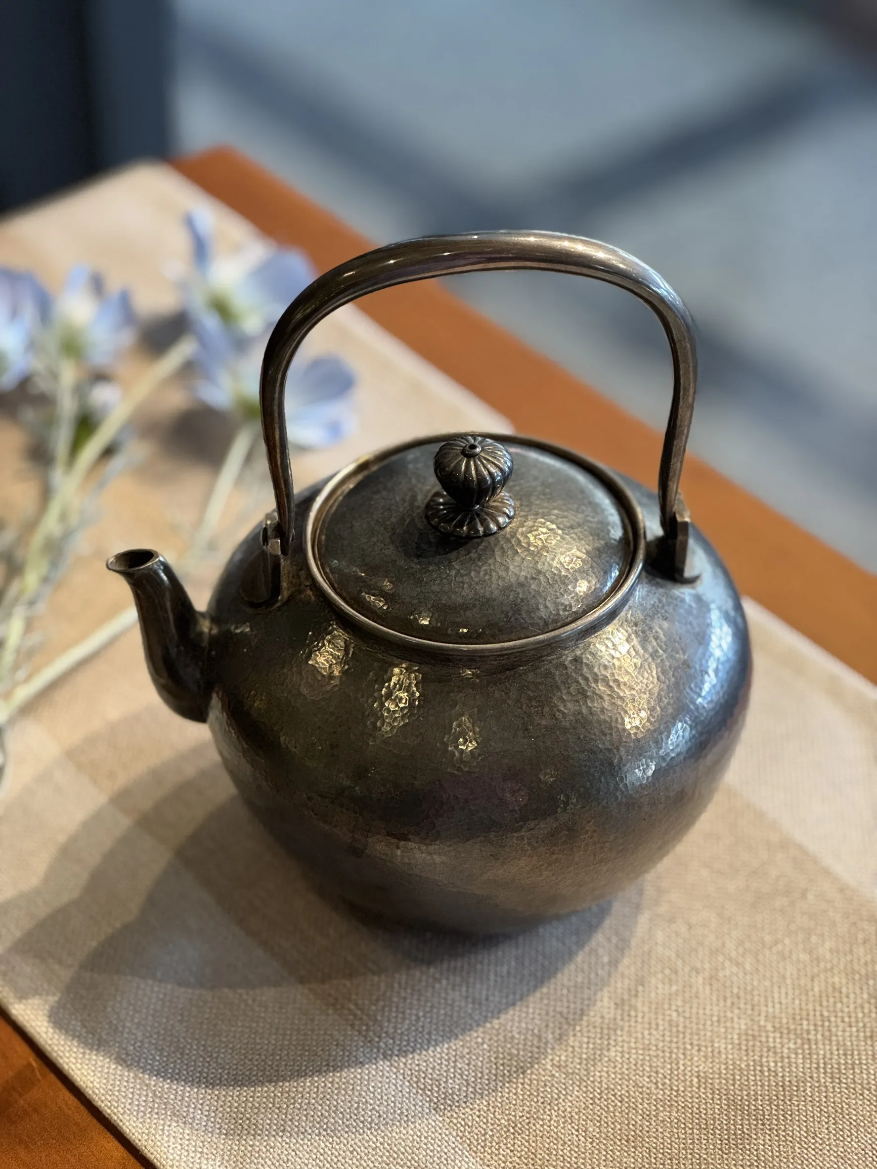 寶珠型 燻黑槌目純銀湯沸