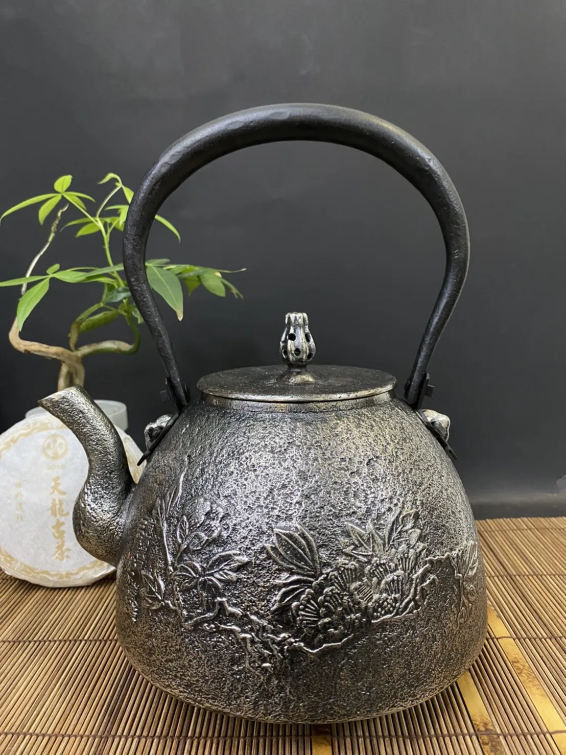 三嚴堂牡丹花砂鐵壺