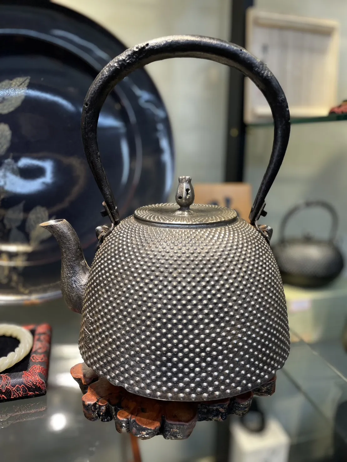 薰山作 尾垂富士山型霰紋砂鐵壺