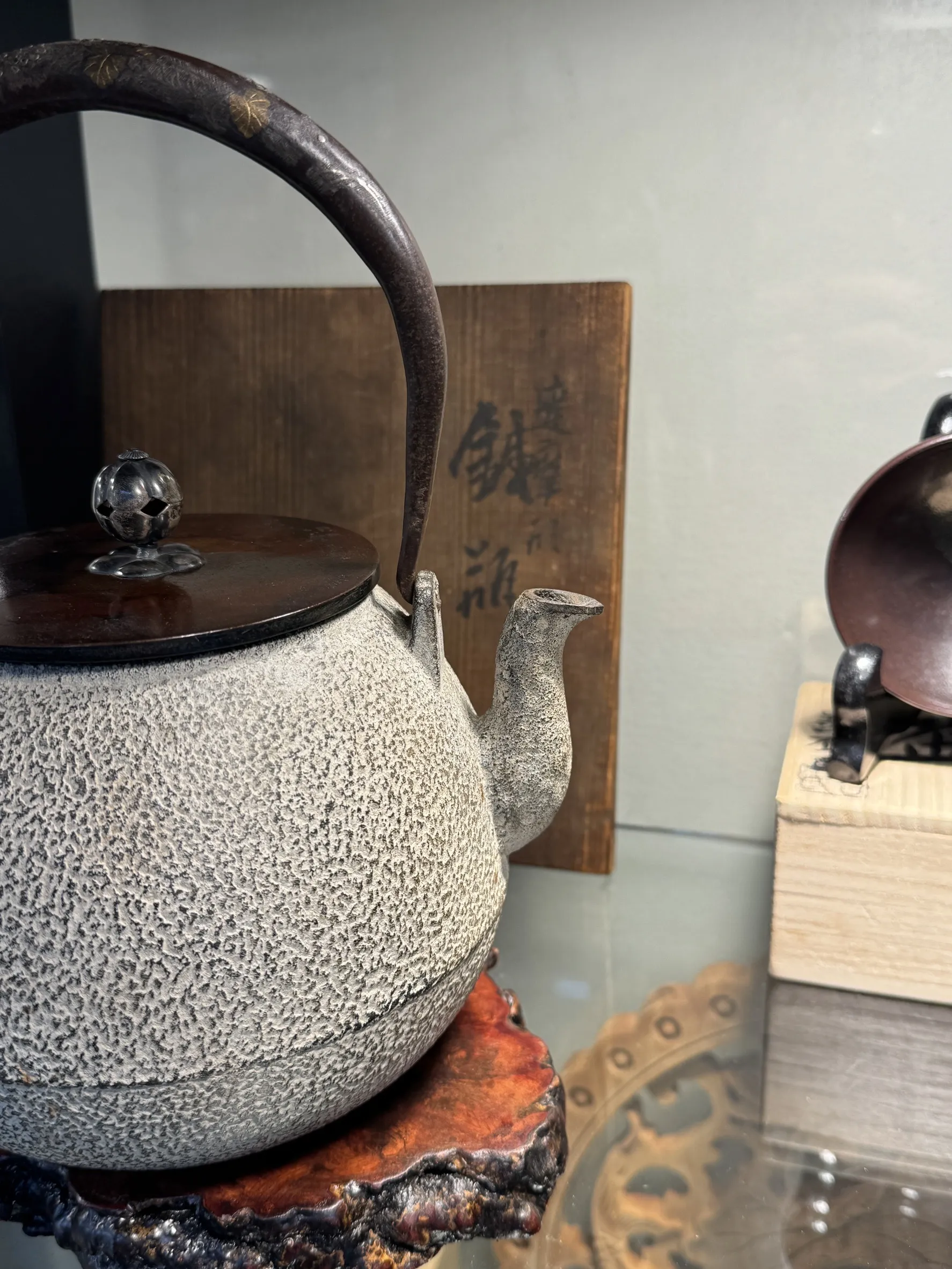 光玉堂 白肌達摩形 銀摘銀象嵌把老鐵瓶