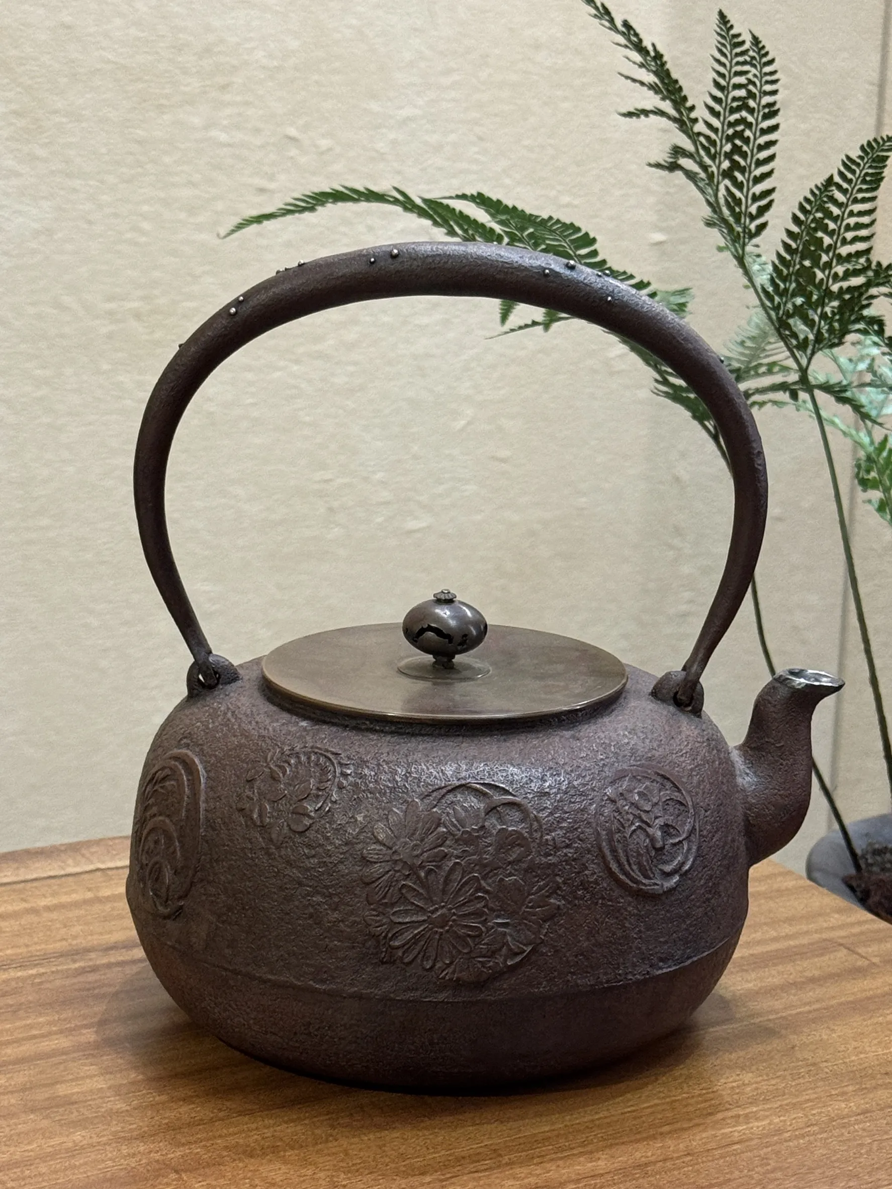 紫斑銅蓋嵌銀把銀口 四君子紋 老鐵壺