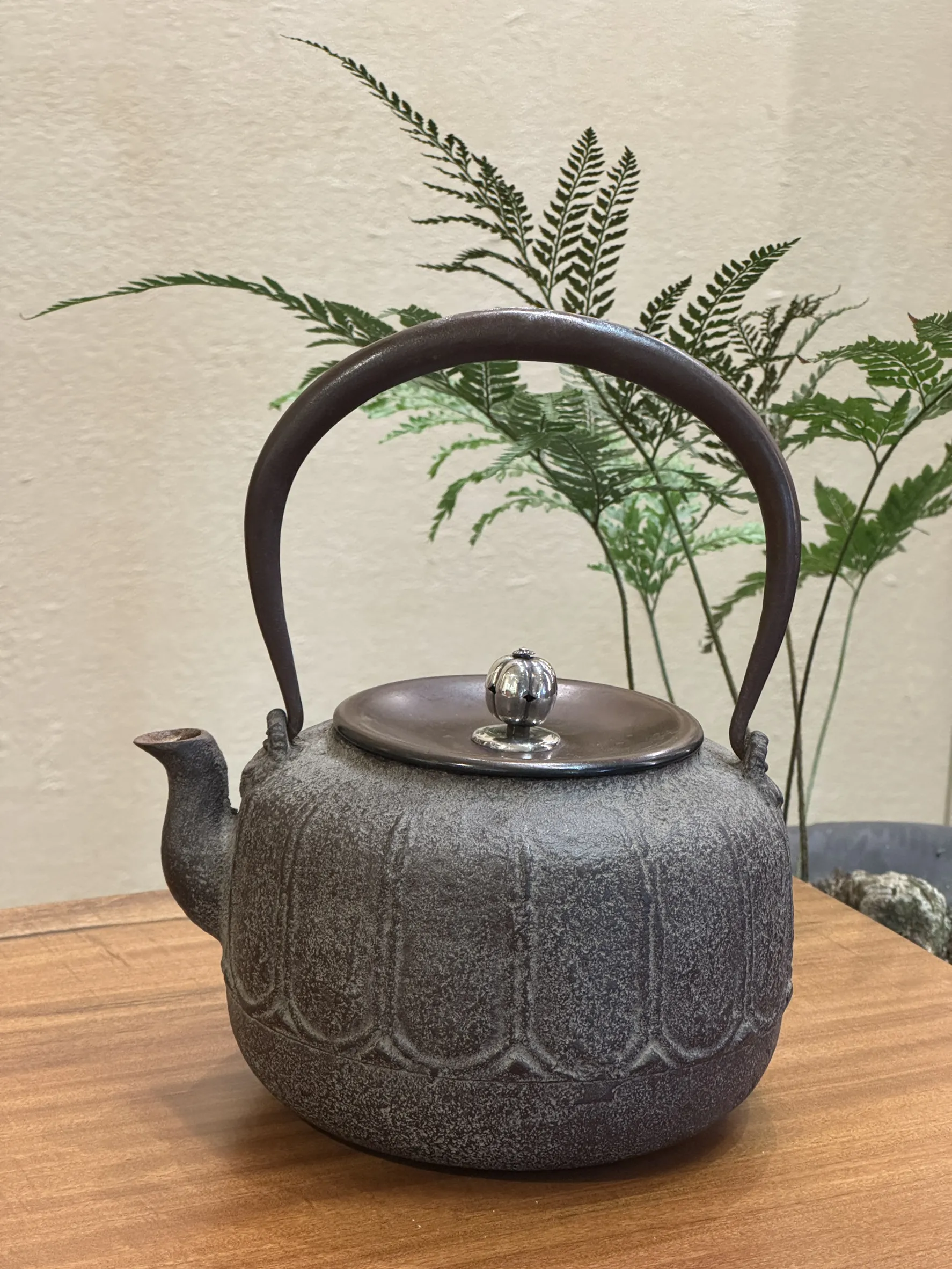 金壽堂作 銀摘菊桐紋 金銀象嵌鳳凰把老鐵壺