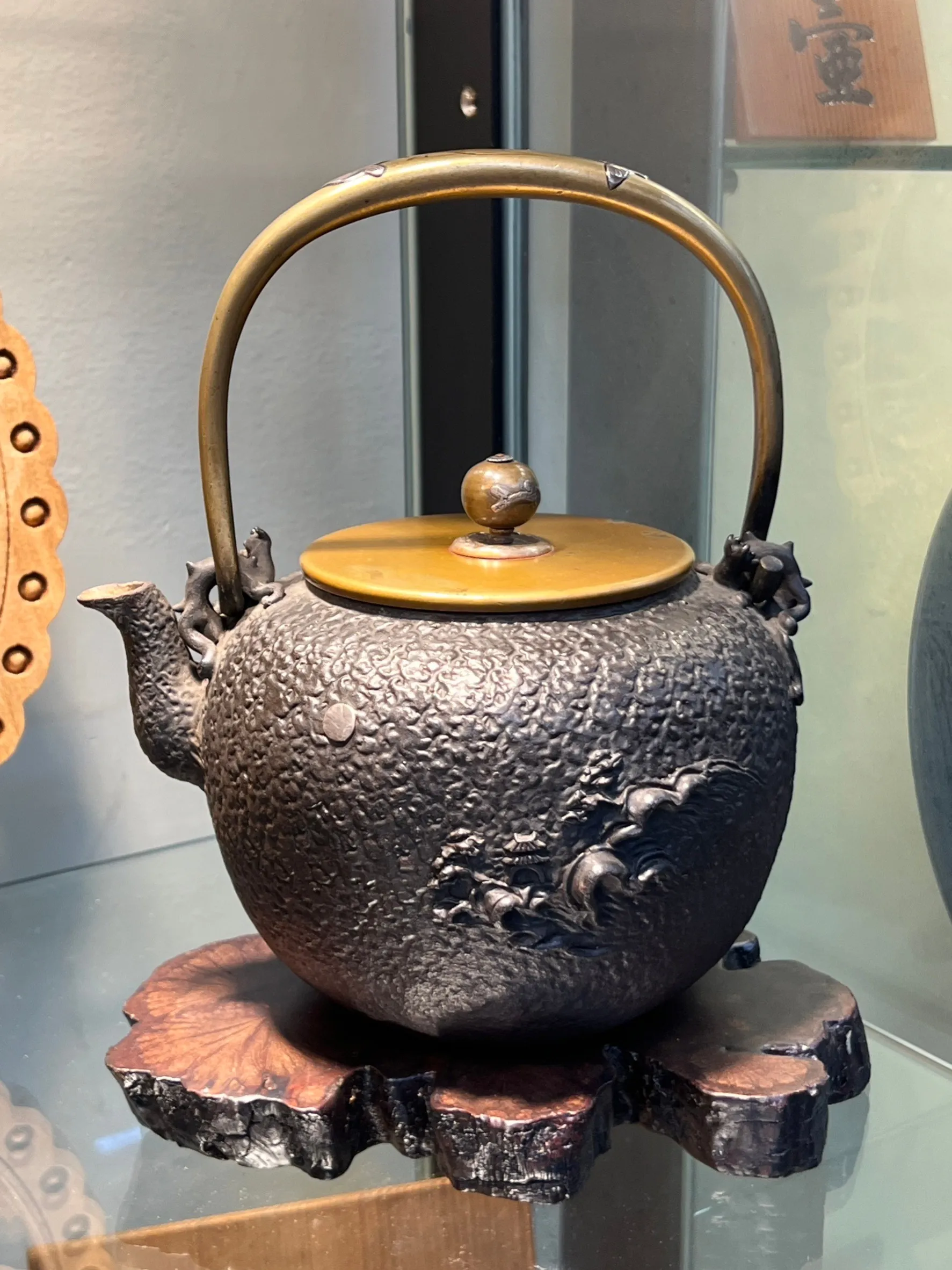 龜文堂寶珠型波千鳥嵌銀老鐵瓶