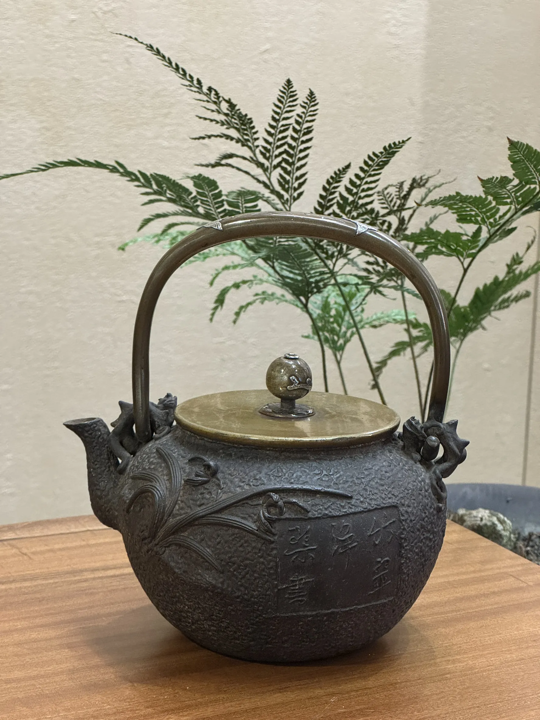 龜文堂作 嵌銀把銀摘 蘭花戲蟹紋老鐵瓶