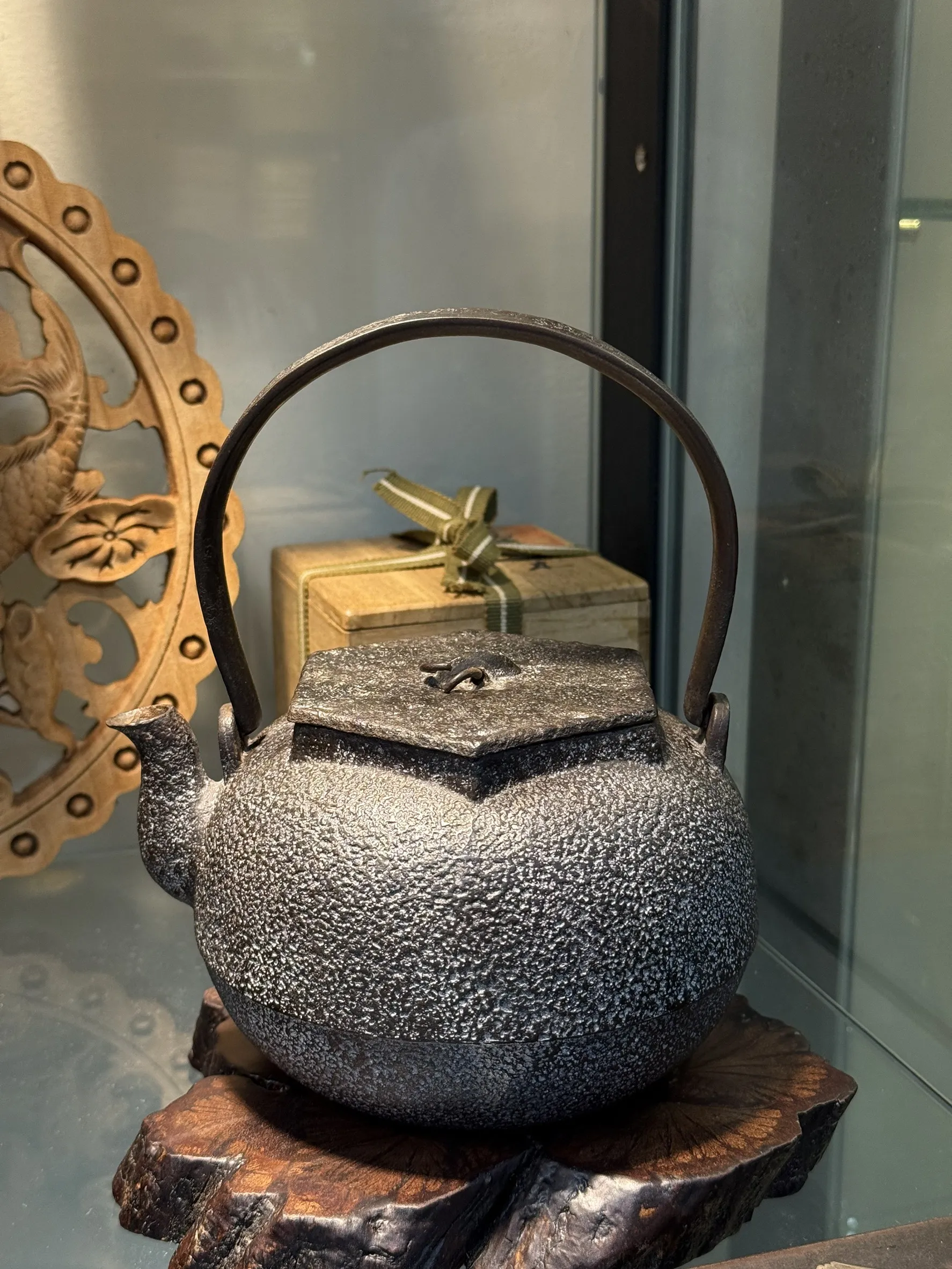 平安時期 金壽堂三代雨宮宗兵衛造 平丸型六角鐵蓋老鐵瓶