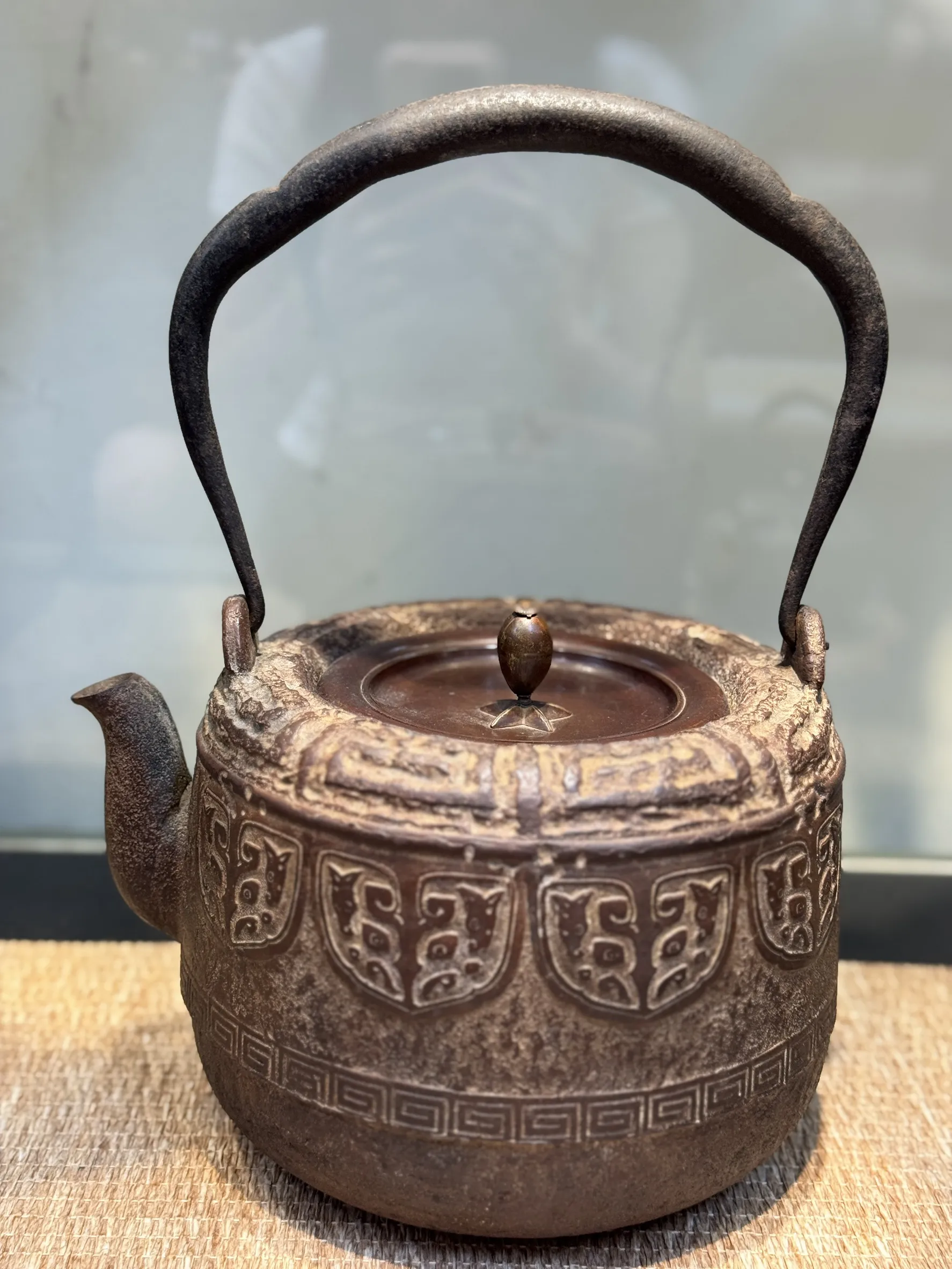 道安型饕餮紋老鐵瓶