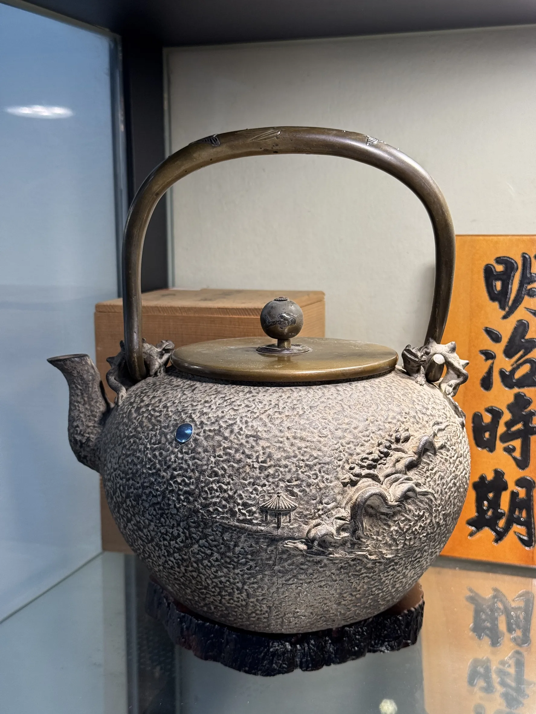 龜文堂 明治期 大白肌訂製款波千鳥鐵瓶