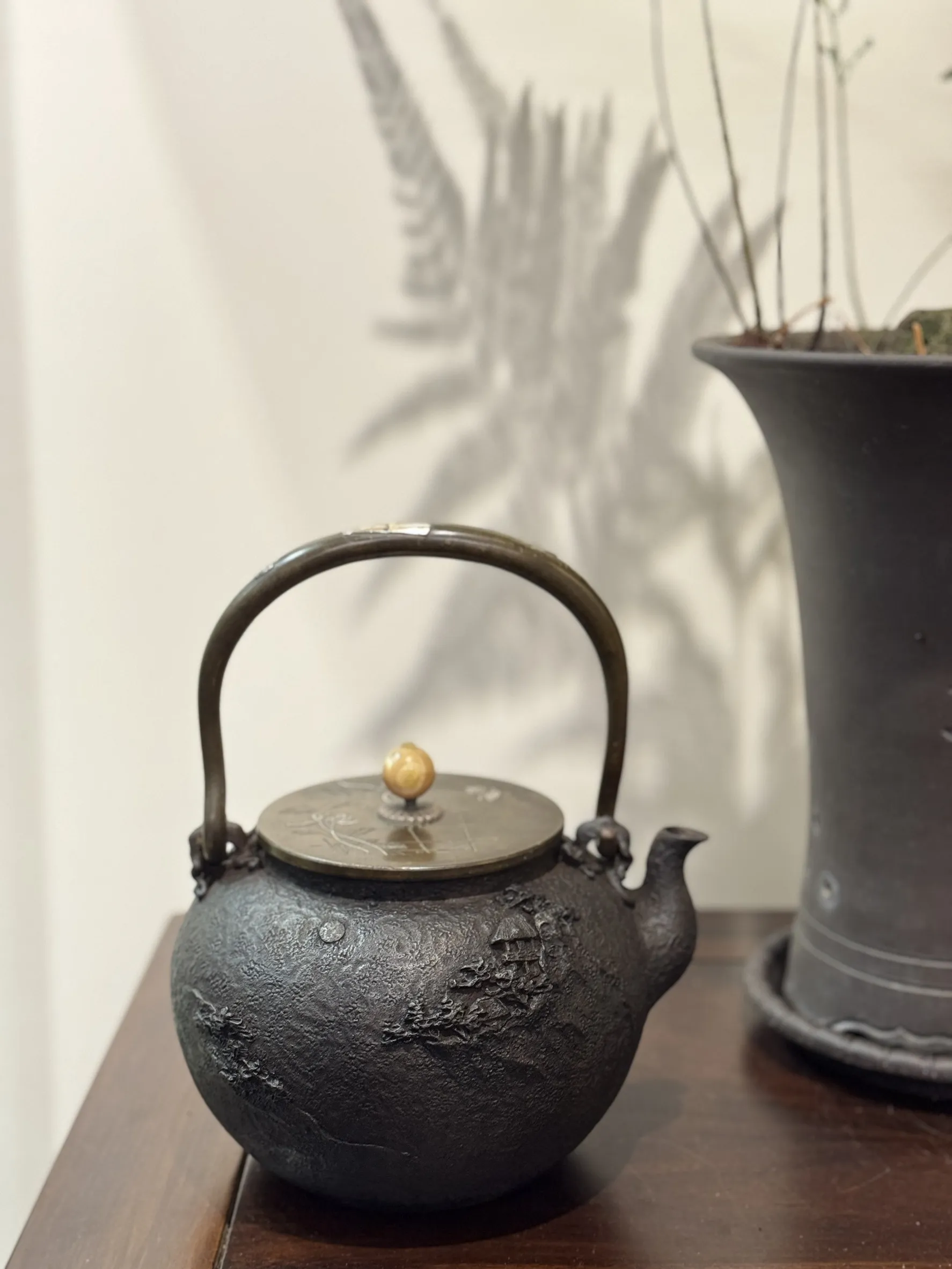 龜文堂 山水家屋 花蝴蝶嵌銀蓋 嵌銀把 老鐵壺