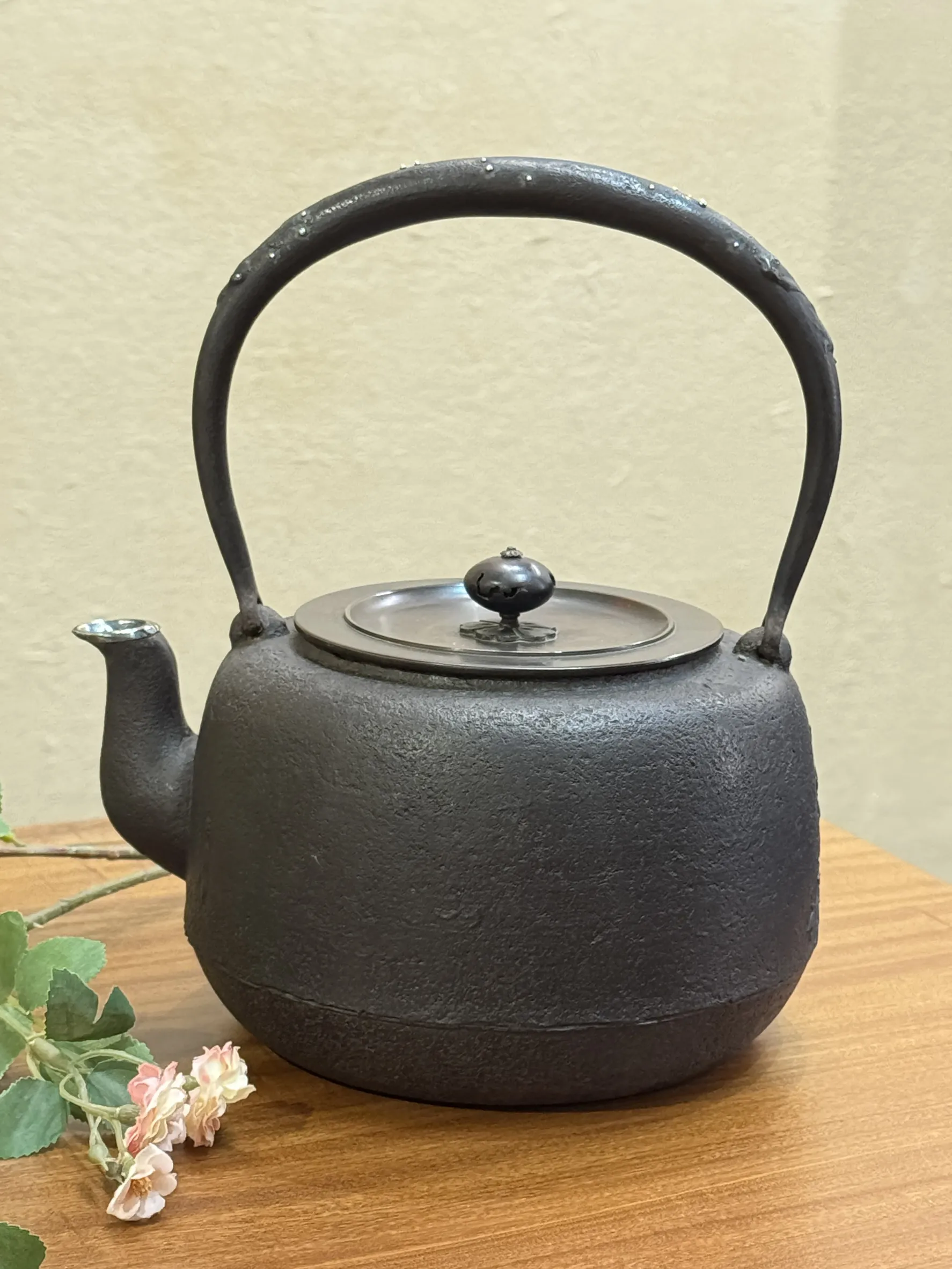 正壽堂作 唐獅子嵌銀眼 嵌銀把銀口 鐵壺