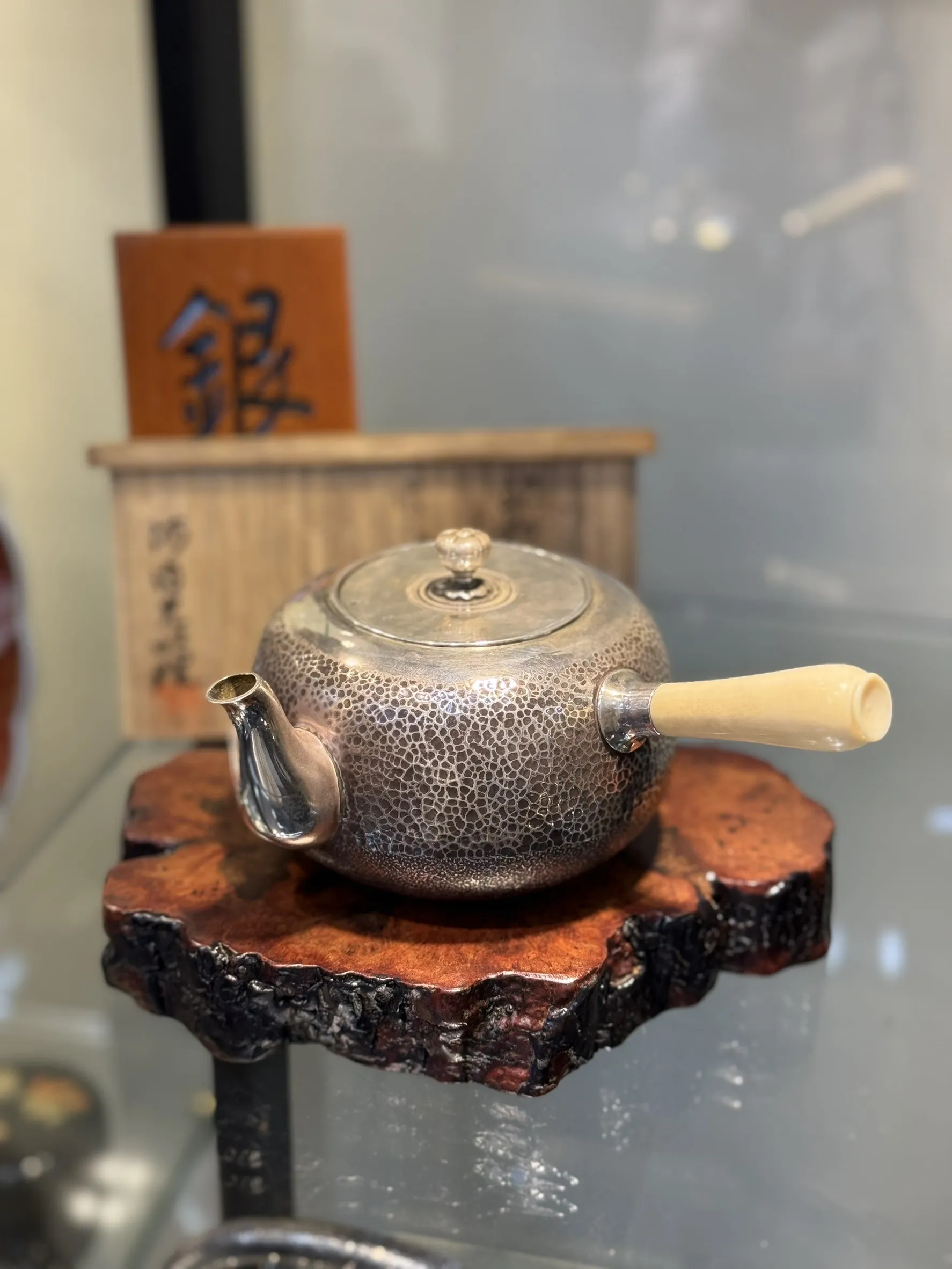 昭和43年(1967年) 燻紫搥目紋 側把純銀急須