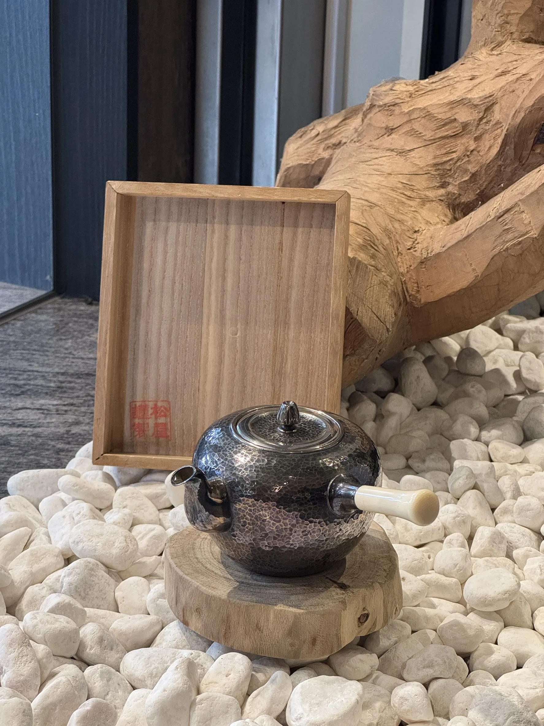 松屋訂製 燻黑槌目 純銀牙把急須