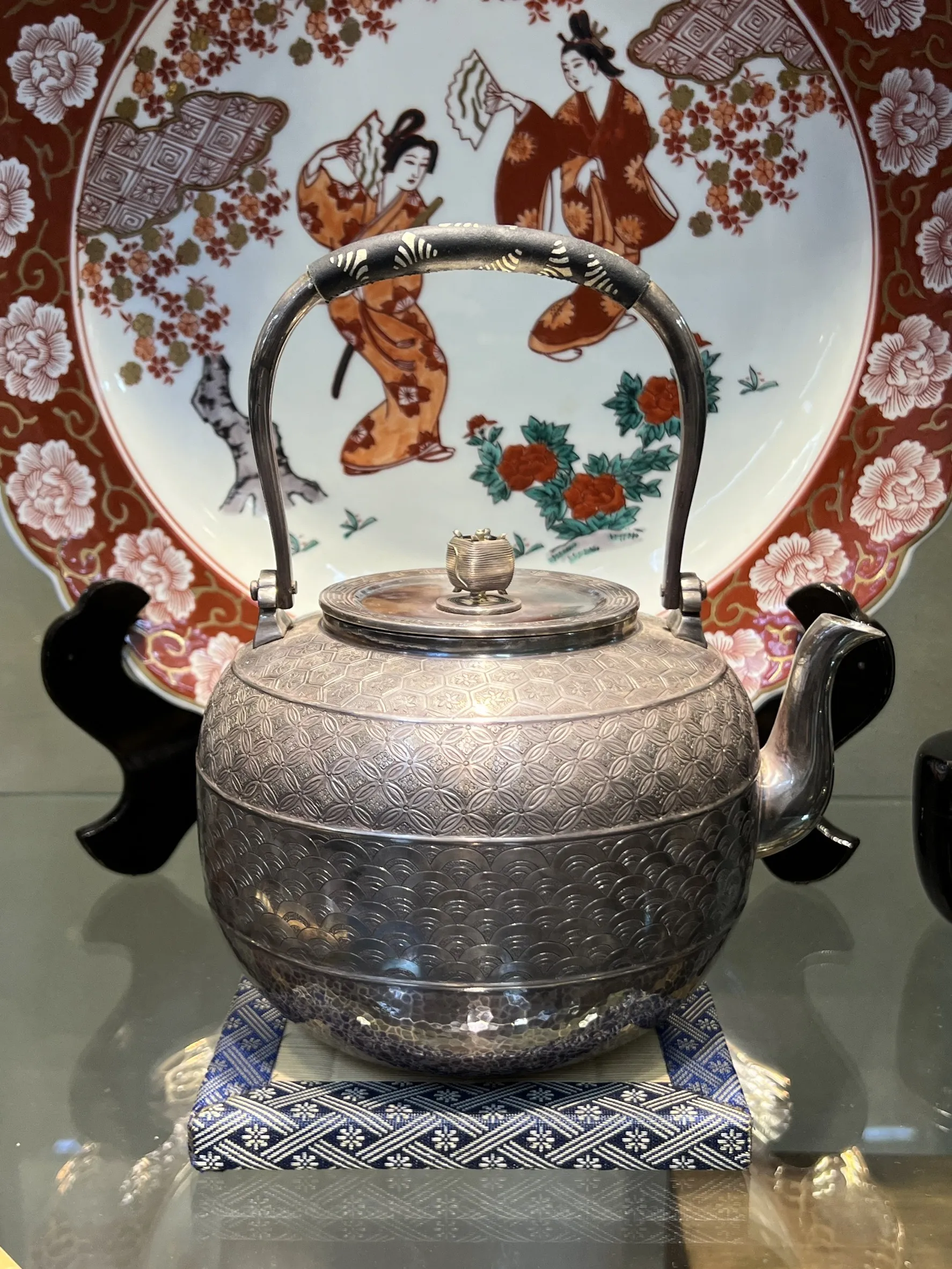 明治一晃齋作 燻紫手打金襴模樣 純銀湯沸