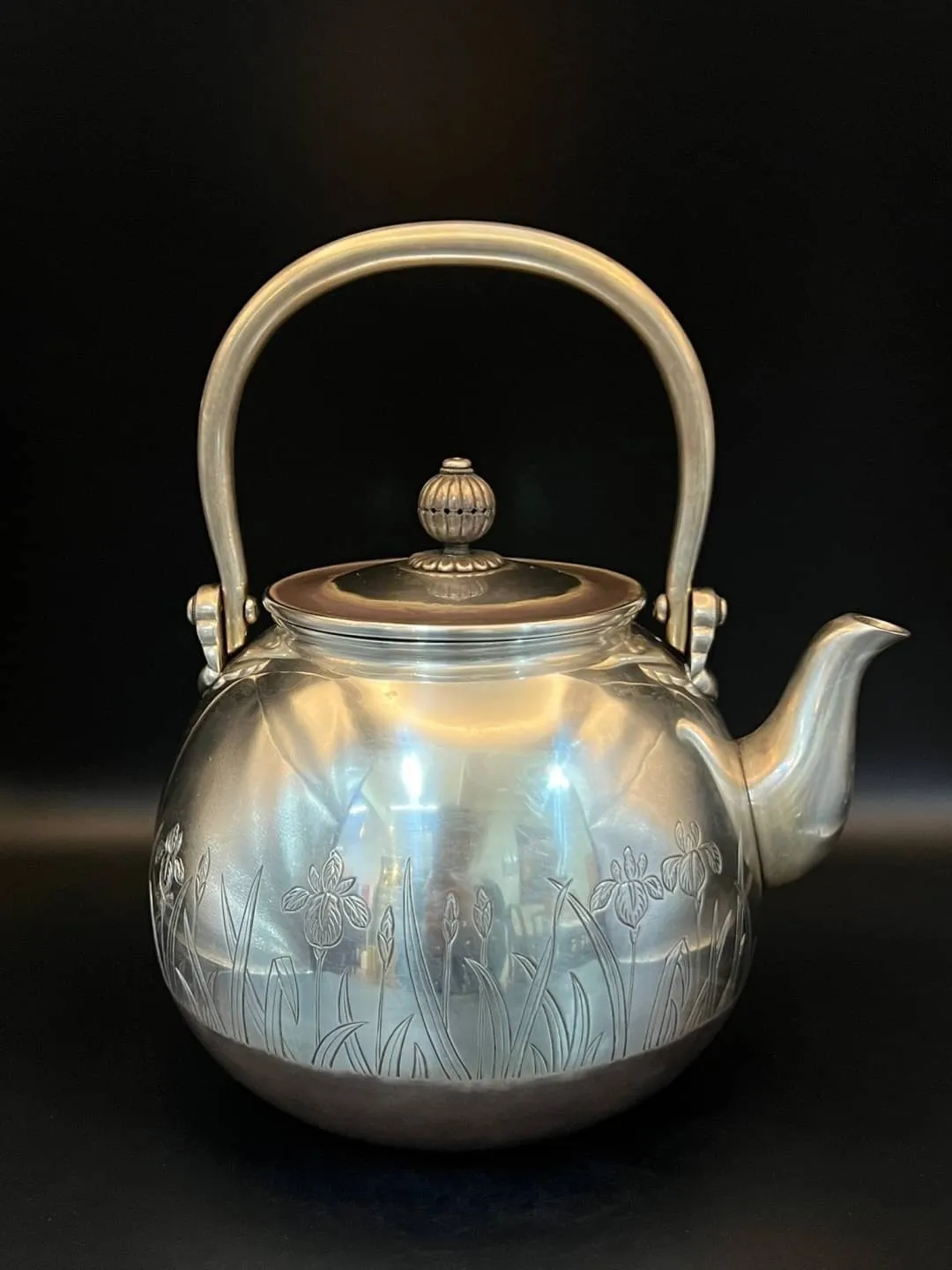 鐵邦作 河畔花草紋彫 純銀大湯沸