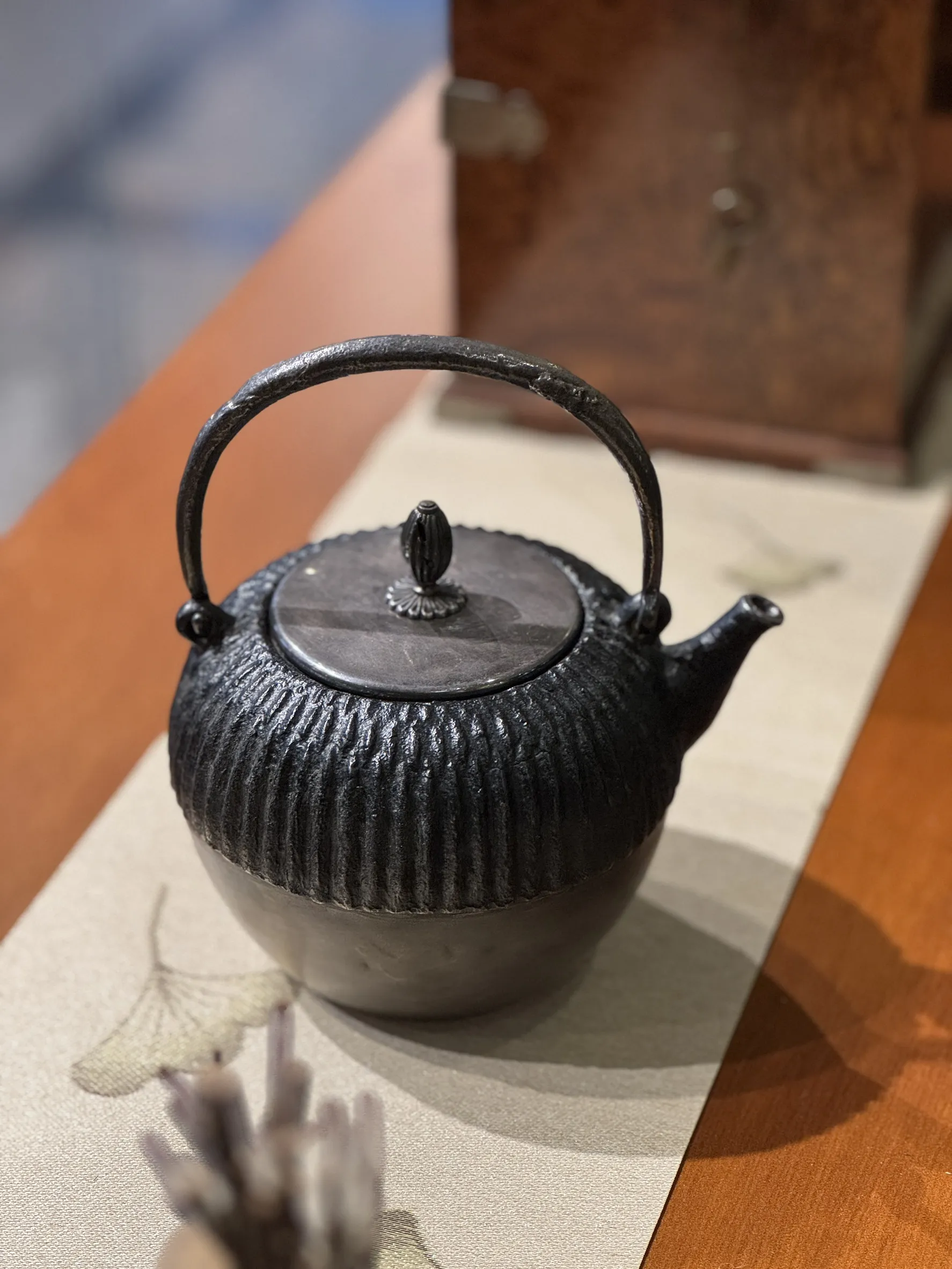 二代藏六作 銀包銅蓋 菊形1/2張打鐵銀壺