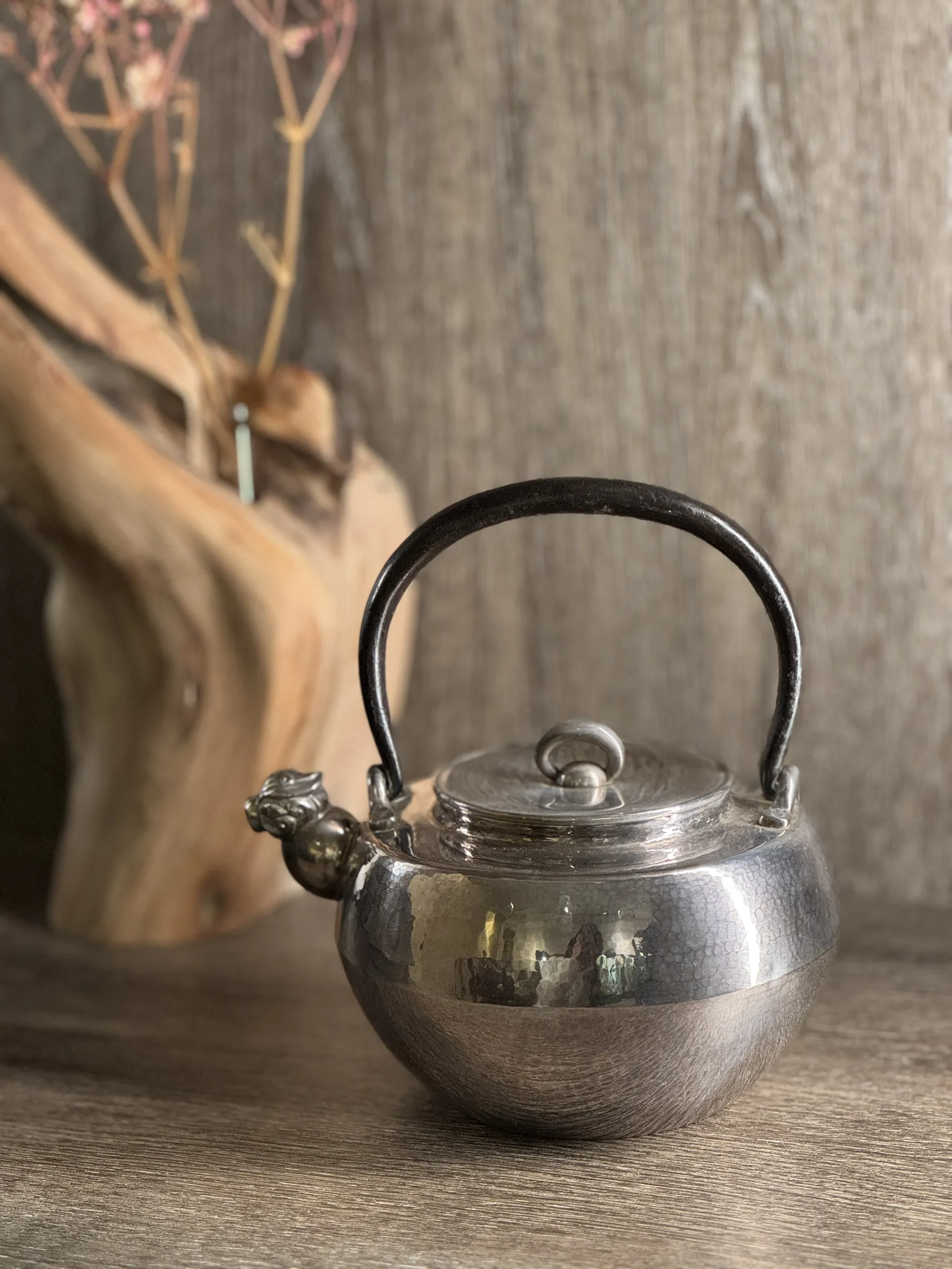 竹影堂榮真作 鐵把獸口槌目 純銀湯沸