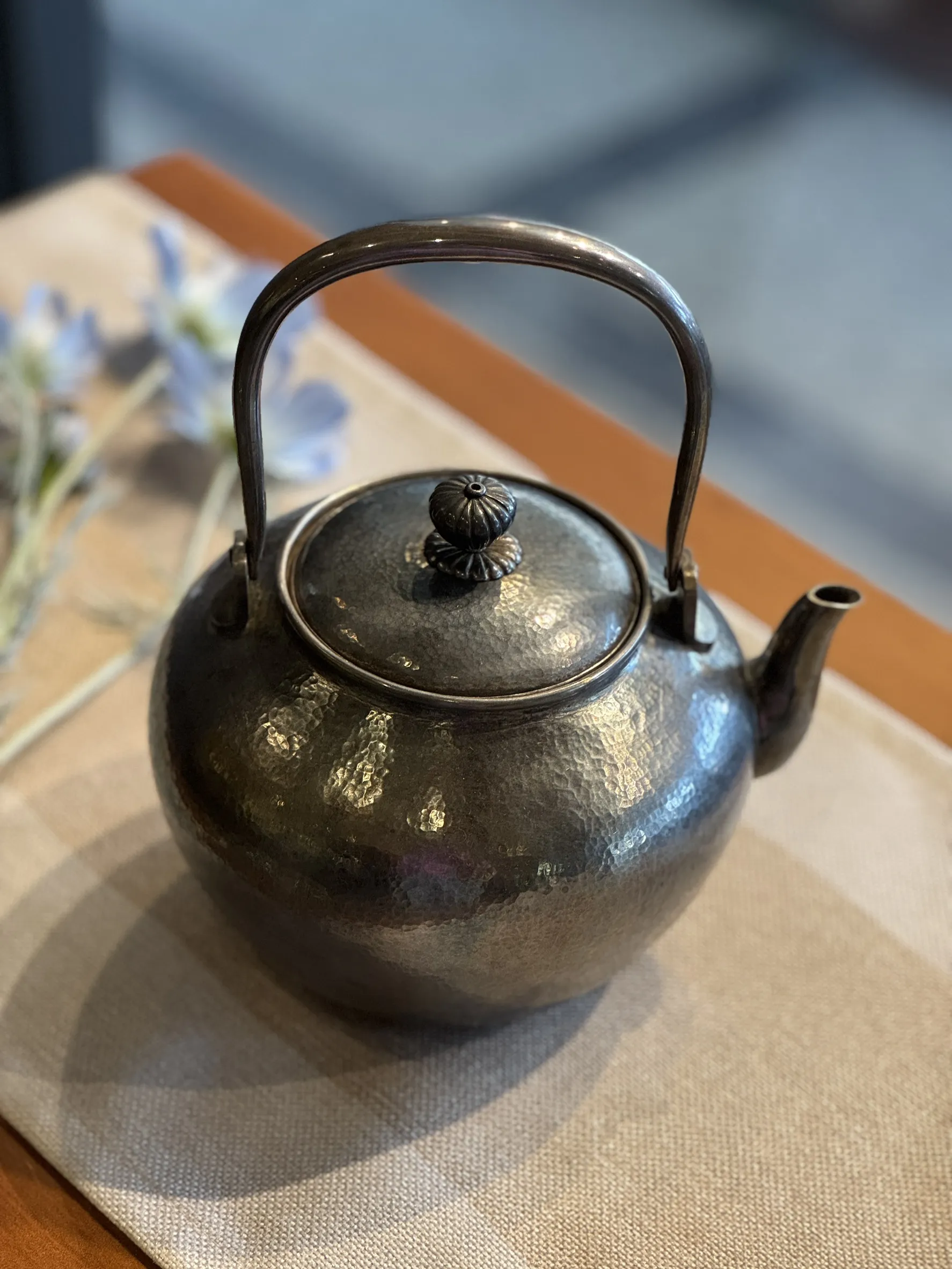 寶珠型 燻黑槌目純銀湯沸