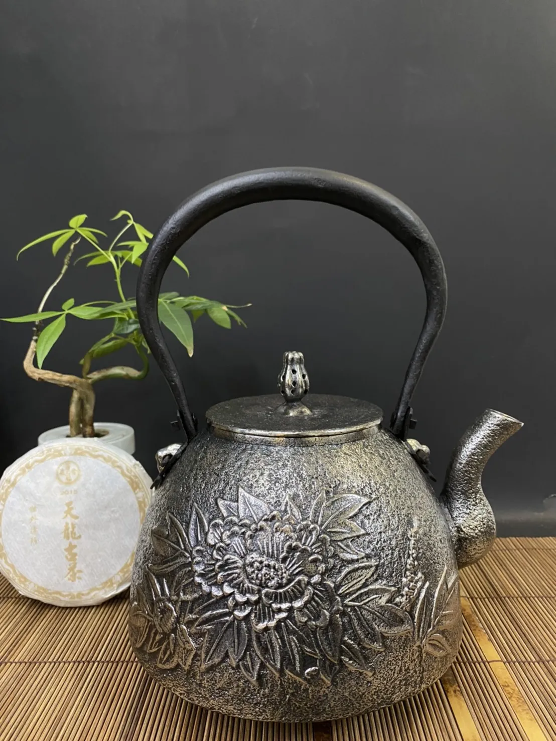 三嚴堂牡丹花砂鐵壺