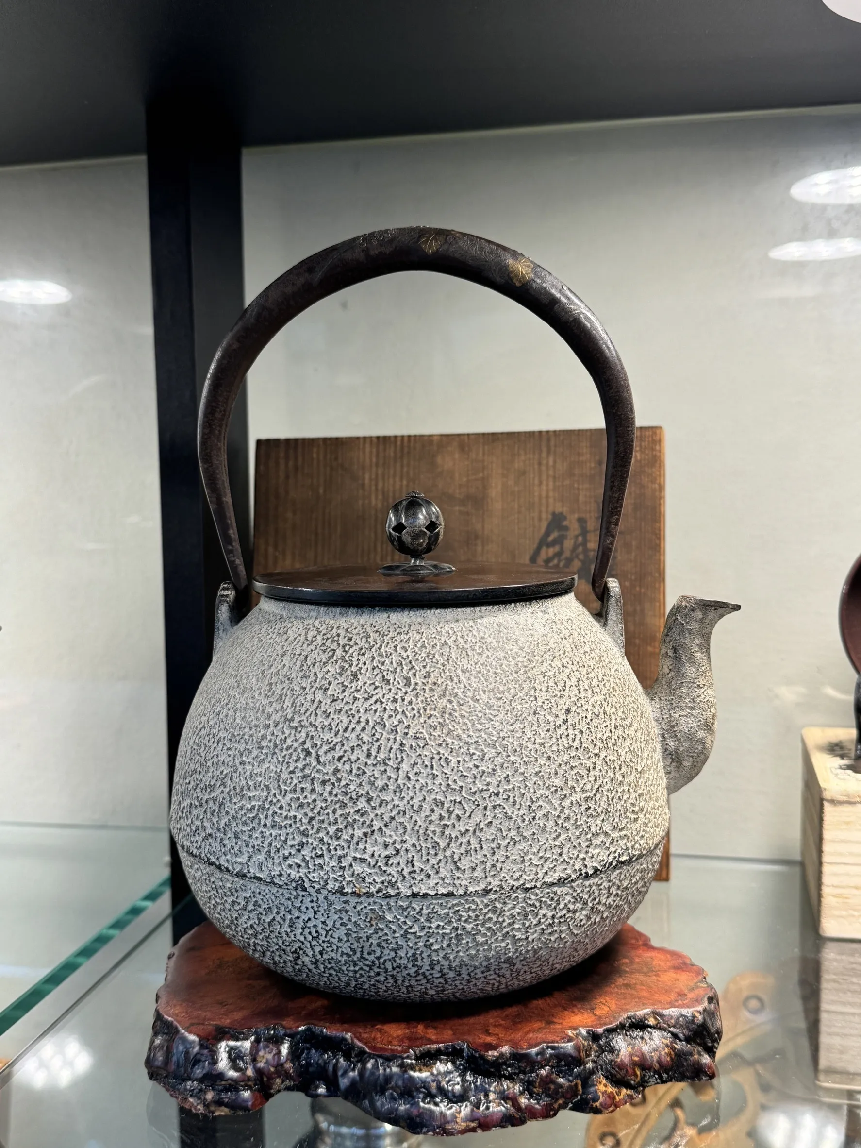 光玉堂 白肌達摩形 銀摘銀象嵌把老鐵瓶