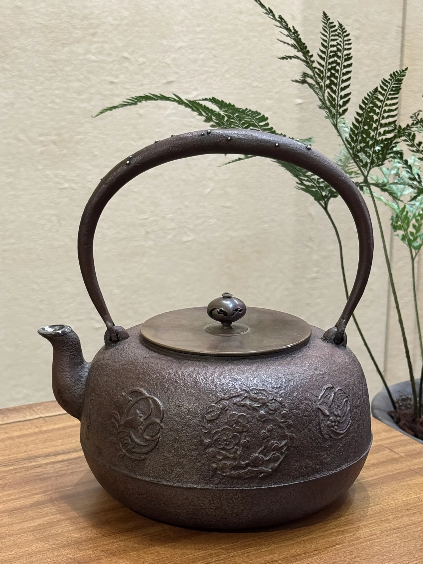 紫斑銅蓋嵌銀把銀口 四君子紋 老鐵壺