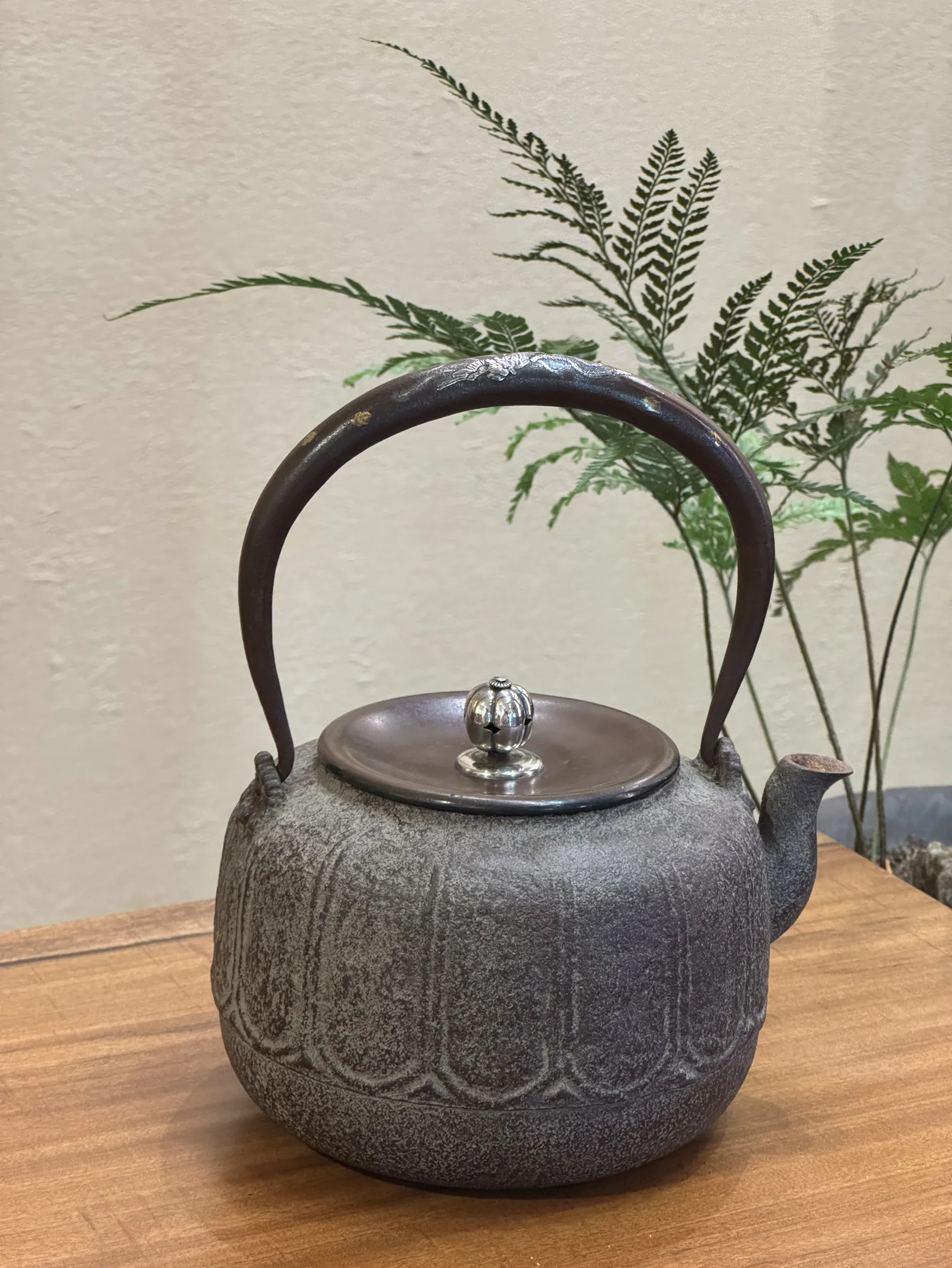 金壽堂作 銀摘菊桐紋 金銀象嵌鳳凰把老鐵壺