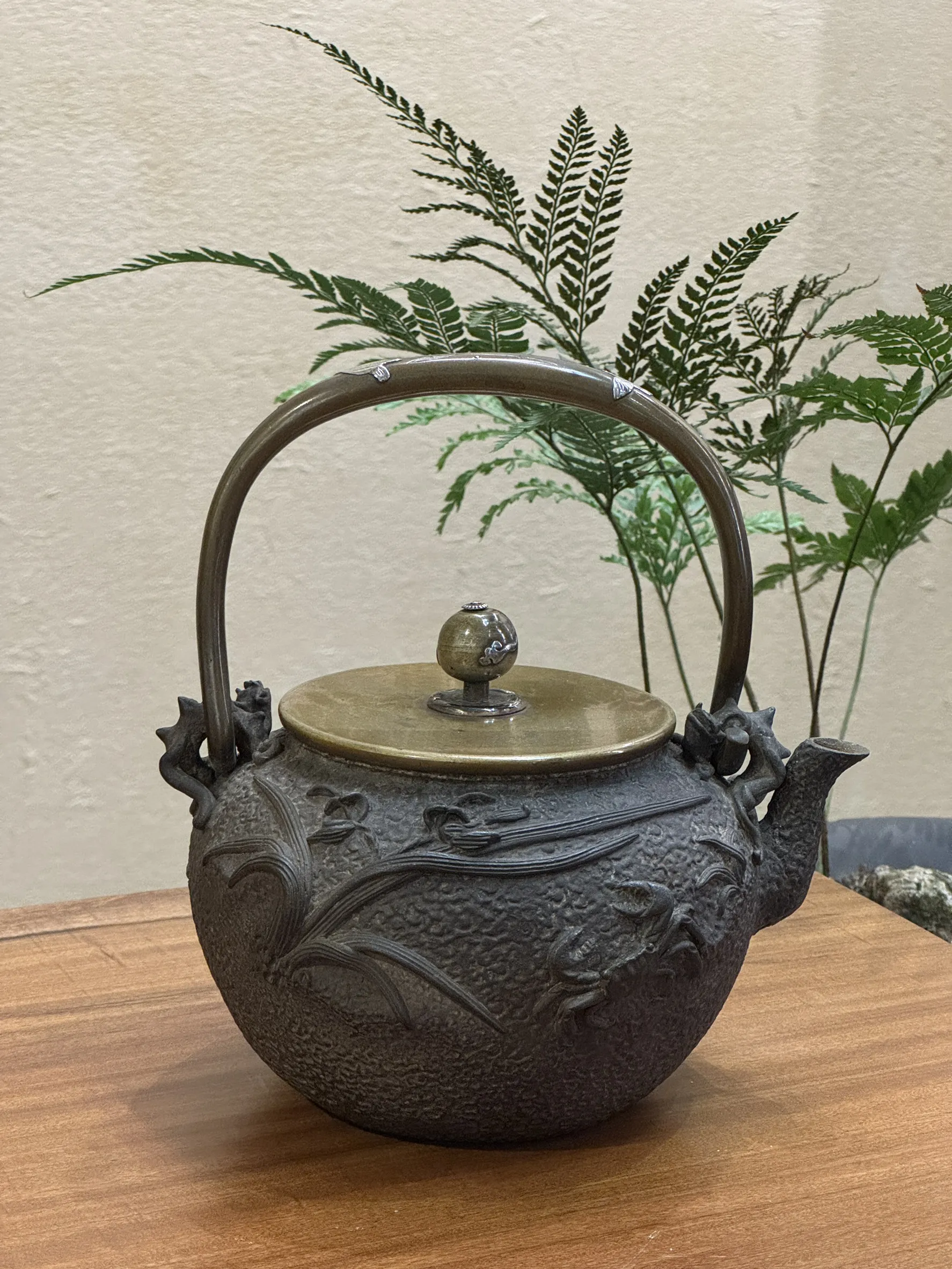 龜文堂作 嵌銀把銀摘 蘭花戲蟹紋老鐵瓶