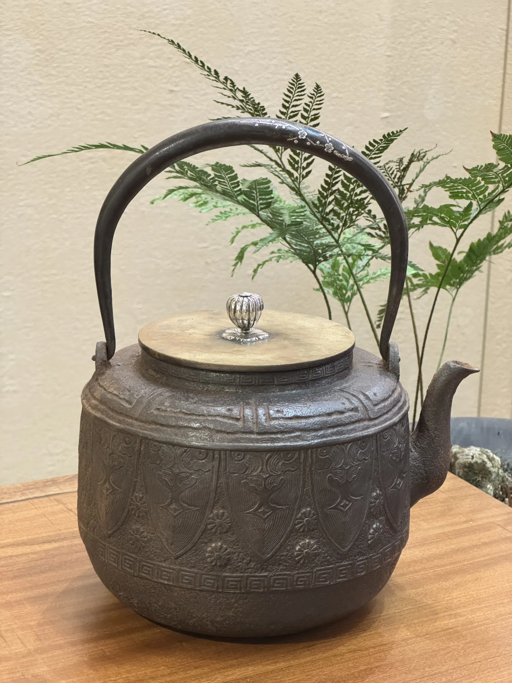 明治時期 精金堂造 嵌銀梅花把 菊花饕餮紋