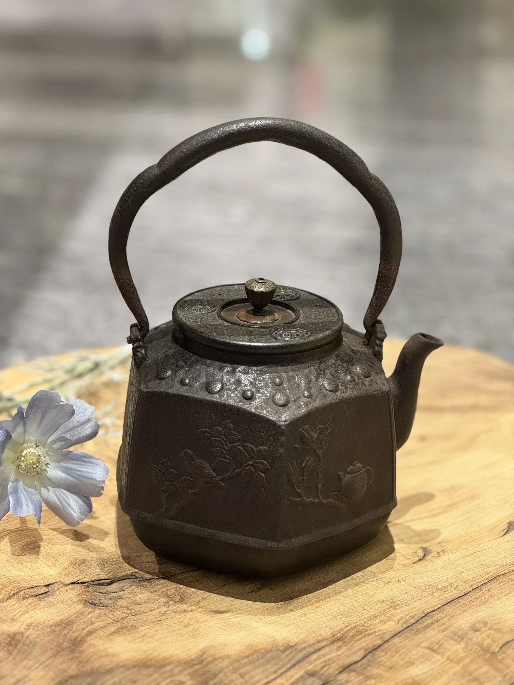 晴壽堂作 三彎把六面型花鳥紋老鐵瓶