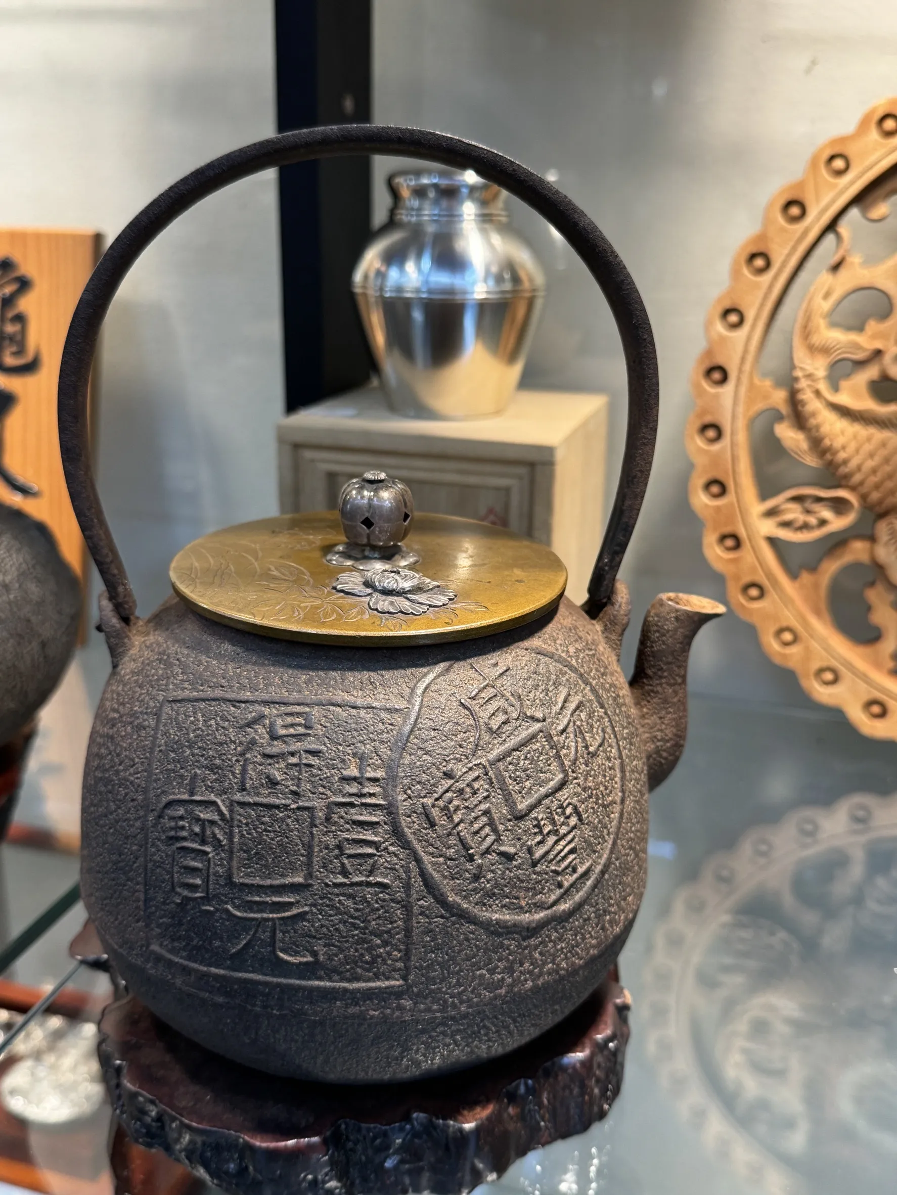 松榮堂作 古錢紋銀紋把銀摘 銀鑲嵌牡丹蓋老鐵瓶