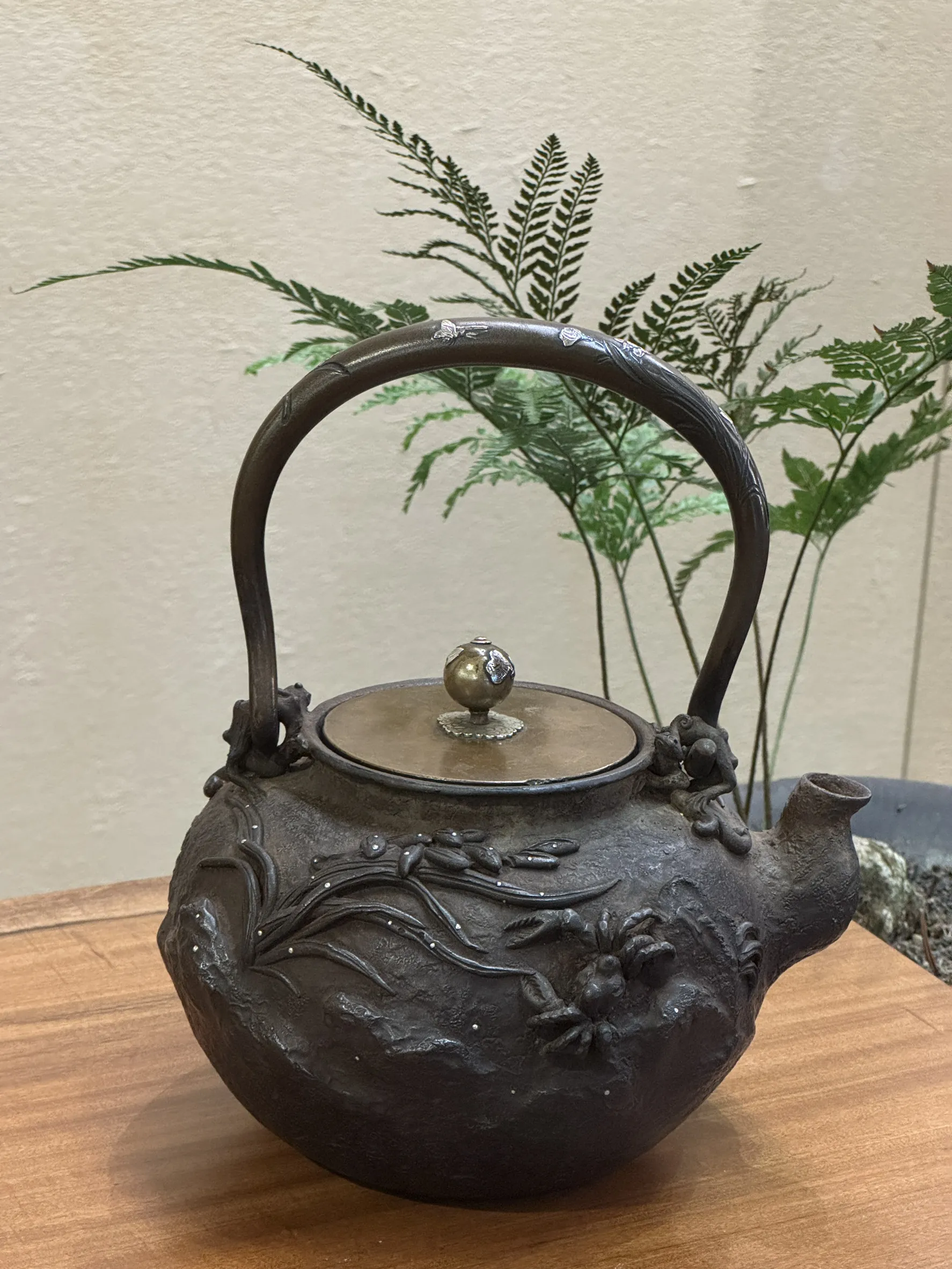 龜文堂拙家款 銀象嵌蘭蟹老鐵瓶