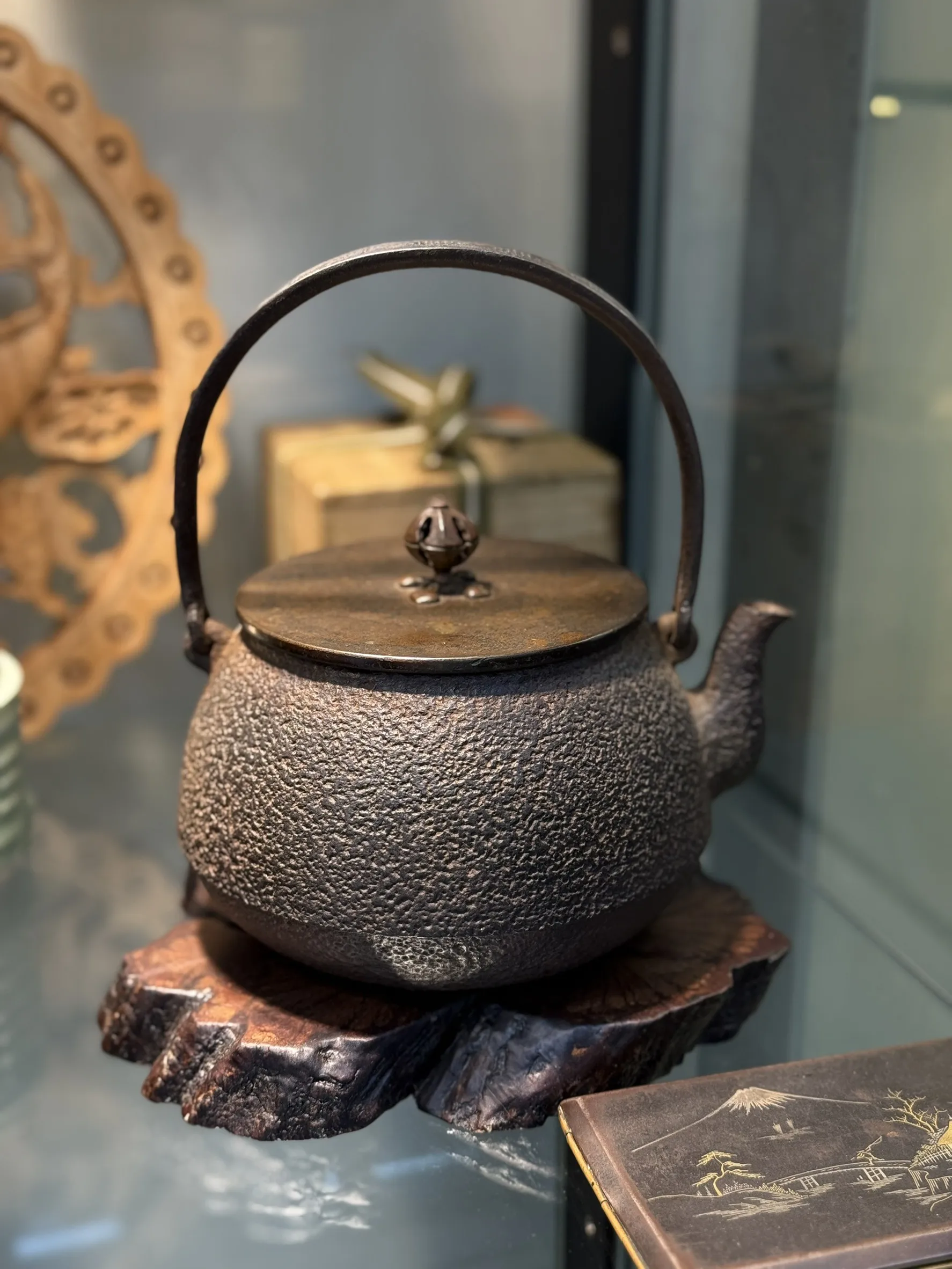 金壽堂二代雨宮宗兵衛作 嵌銀平把老鐵瓶