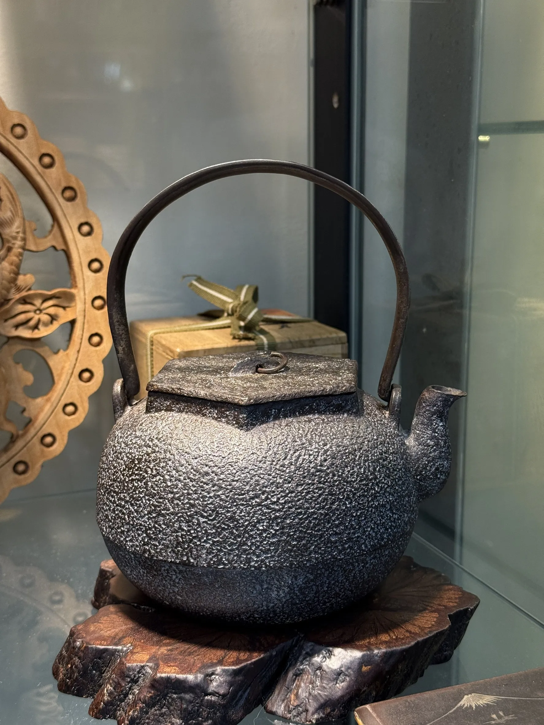 平安時期 金壽堂三代雨宮宗兵衛造 平丸型六角鐵蓋老鐵瓶