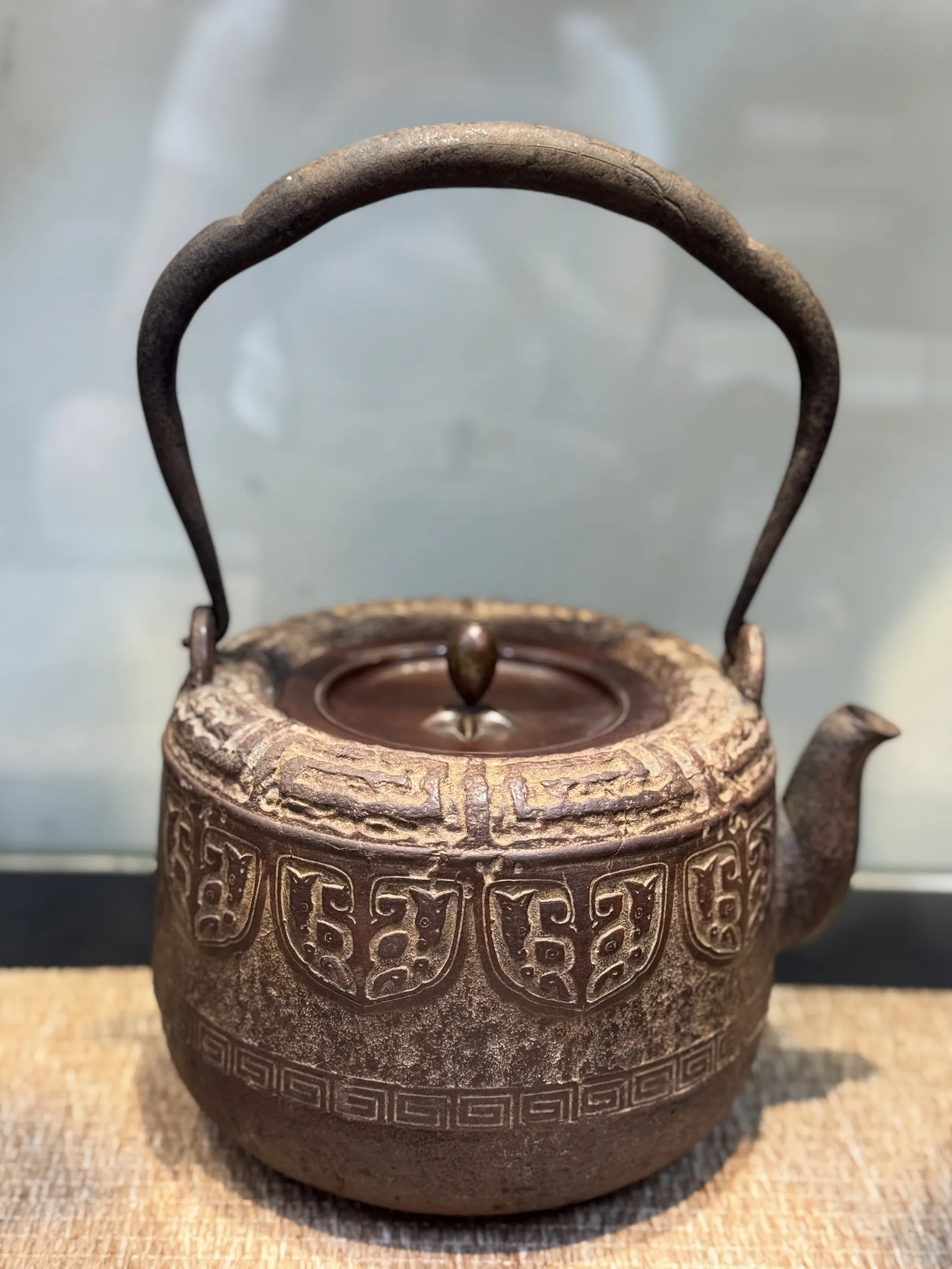 道安型饕餮紋老鐵瓶