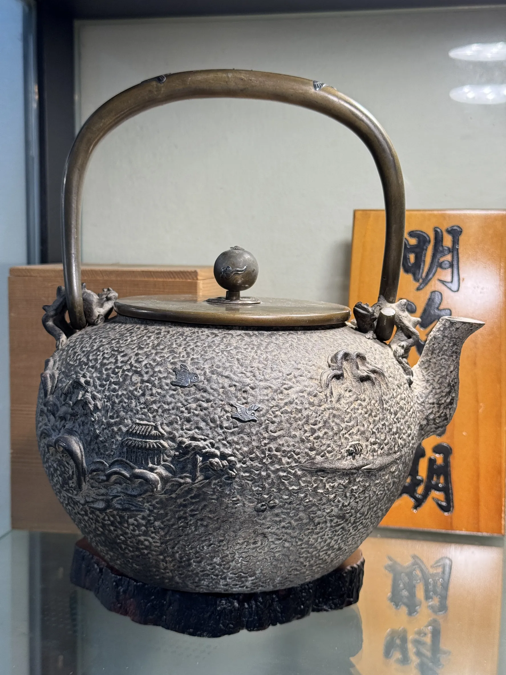 龜文堂 明治期 大白肌訂製款波千鳥鐵瓶