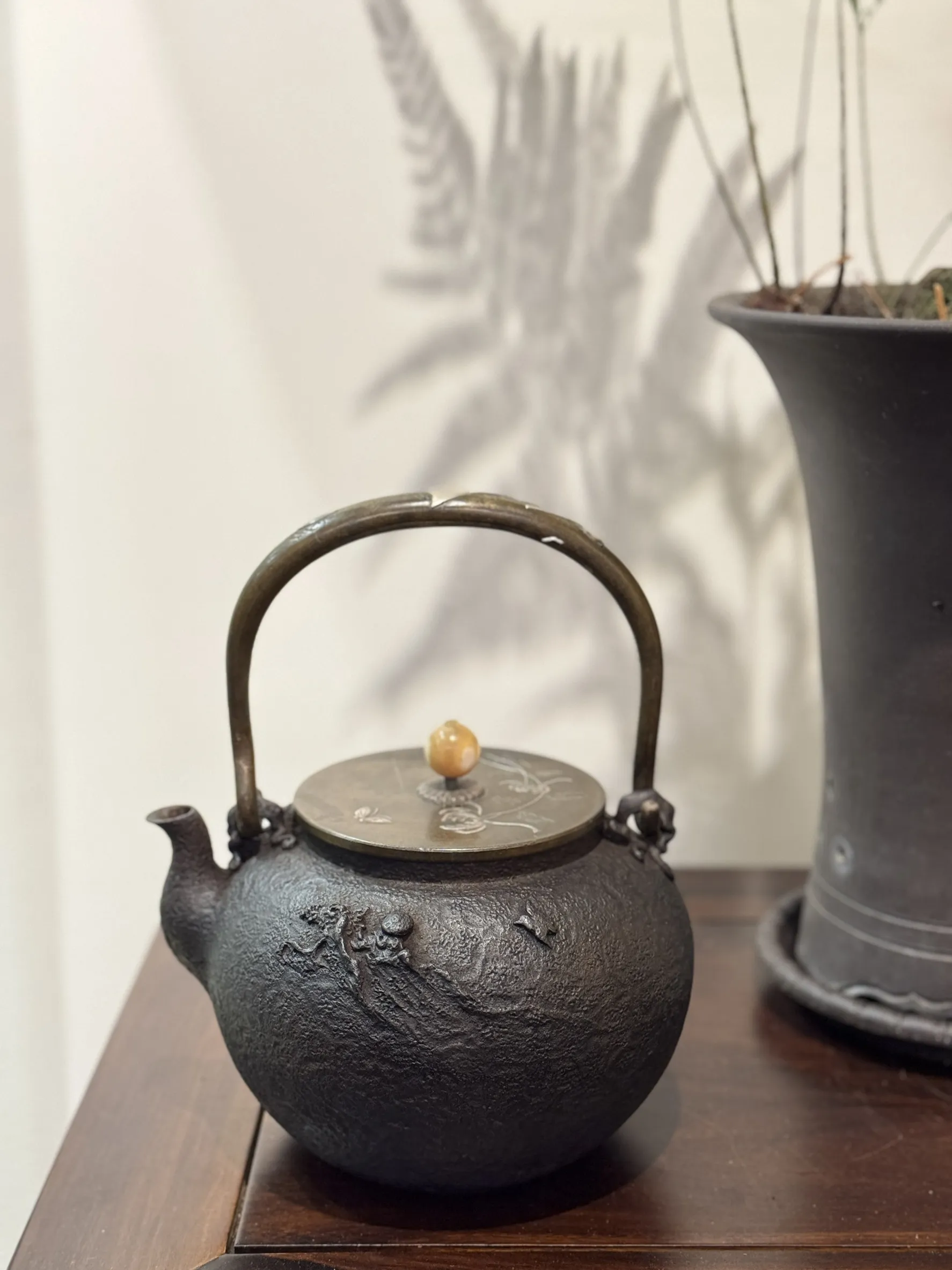 龜文堂 山水家屋 花蝴蝶嵌銀蓋 嵌銀把 老鐵壺