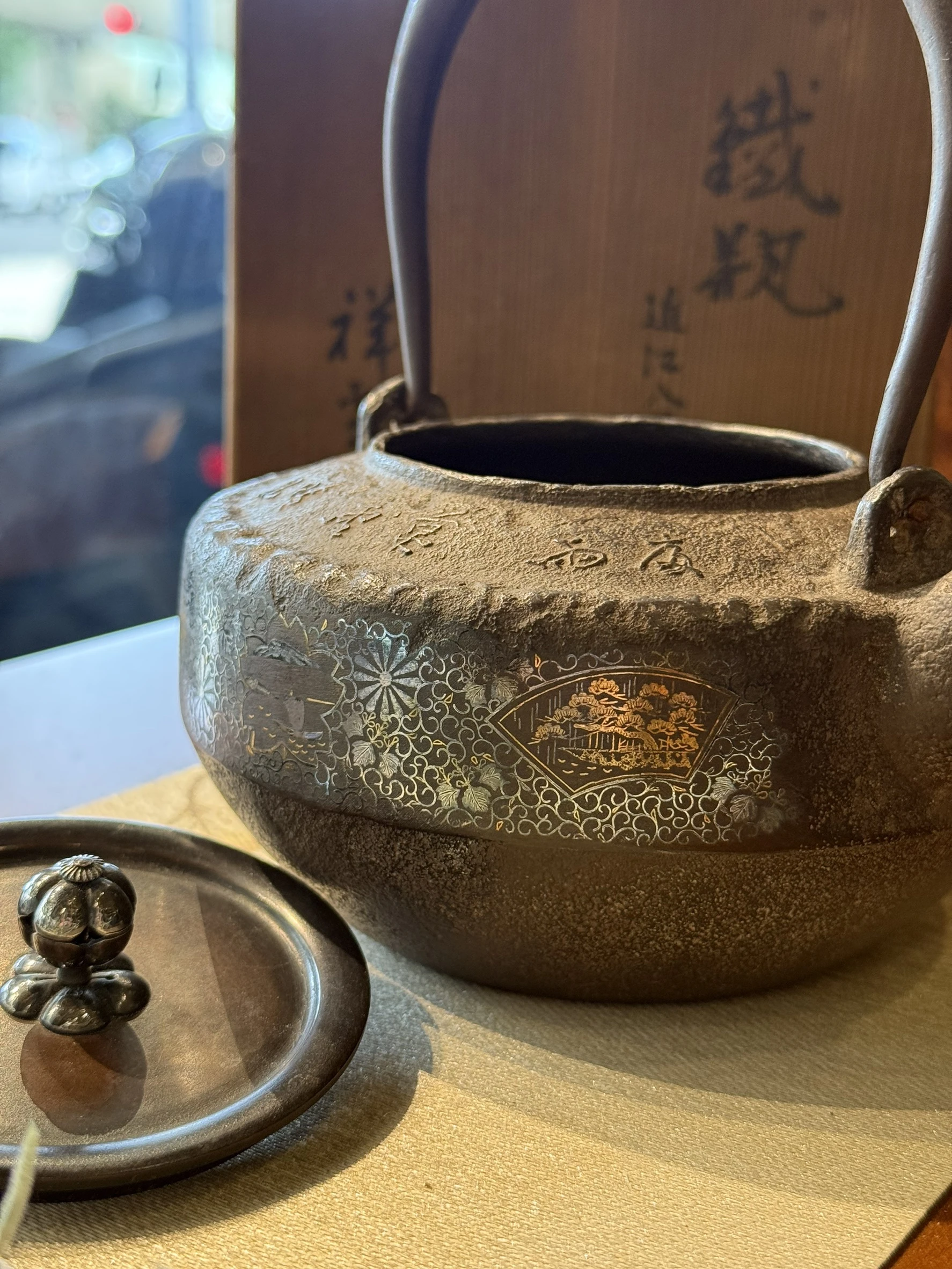 明治時期｜祥雲堂 錯金銀山水紋鐵壺(原共箱)