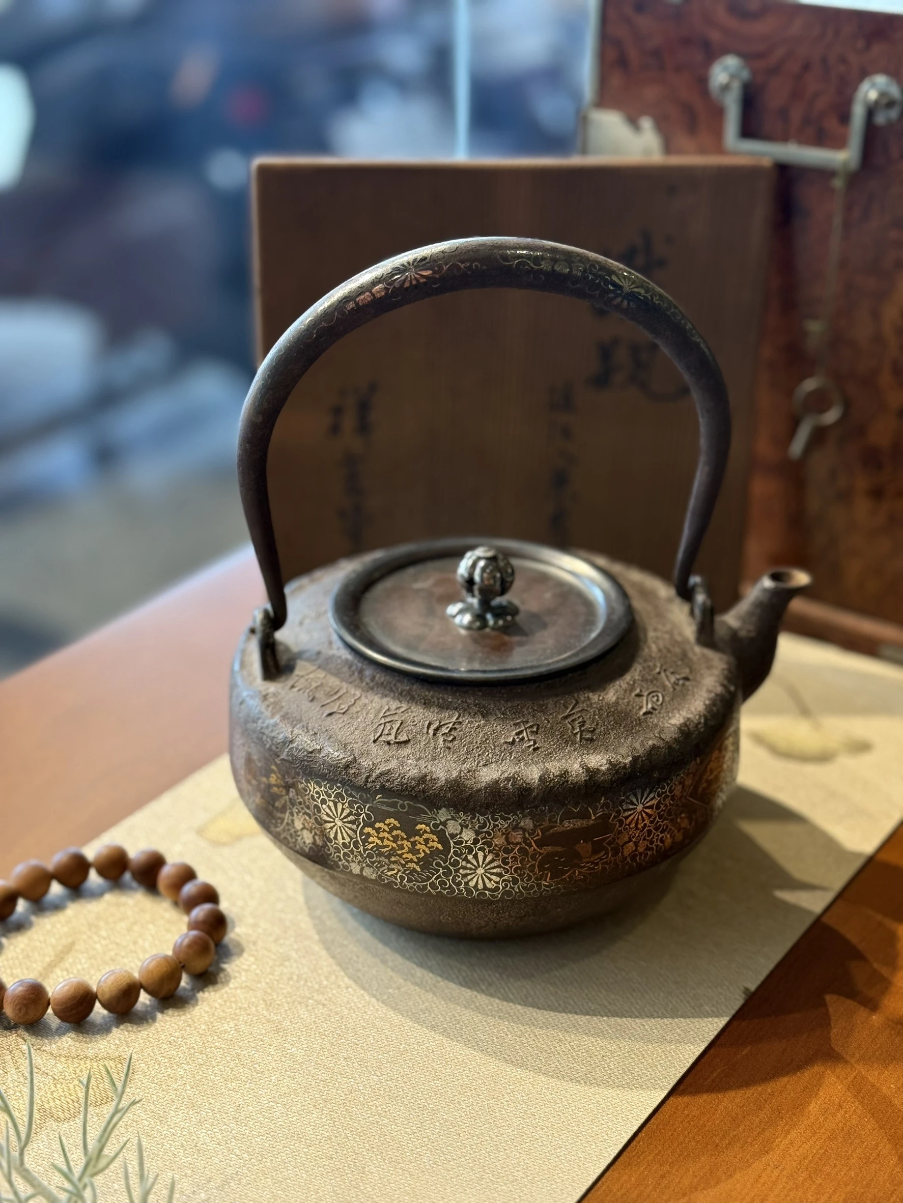 明治時期｜祥雲堂 錯金銀山水紋鐵壺(原共箱)