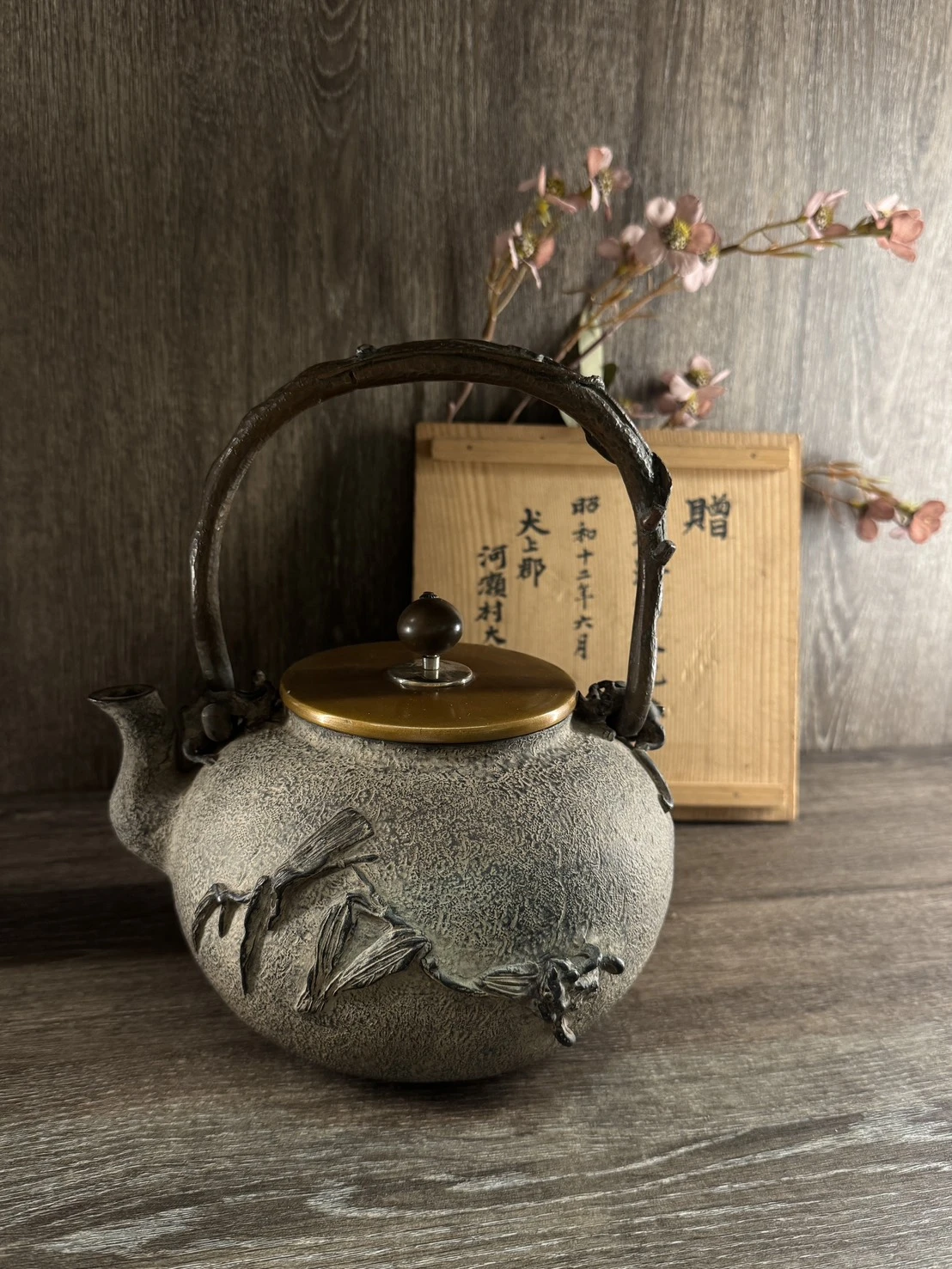 明治時期｜龜文堂 名將 梅泉作 山水浮雕鐵壺（原共箱）