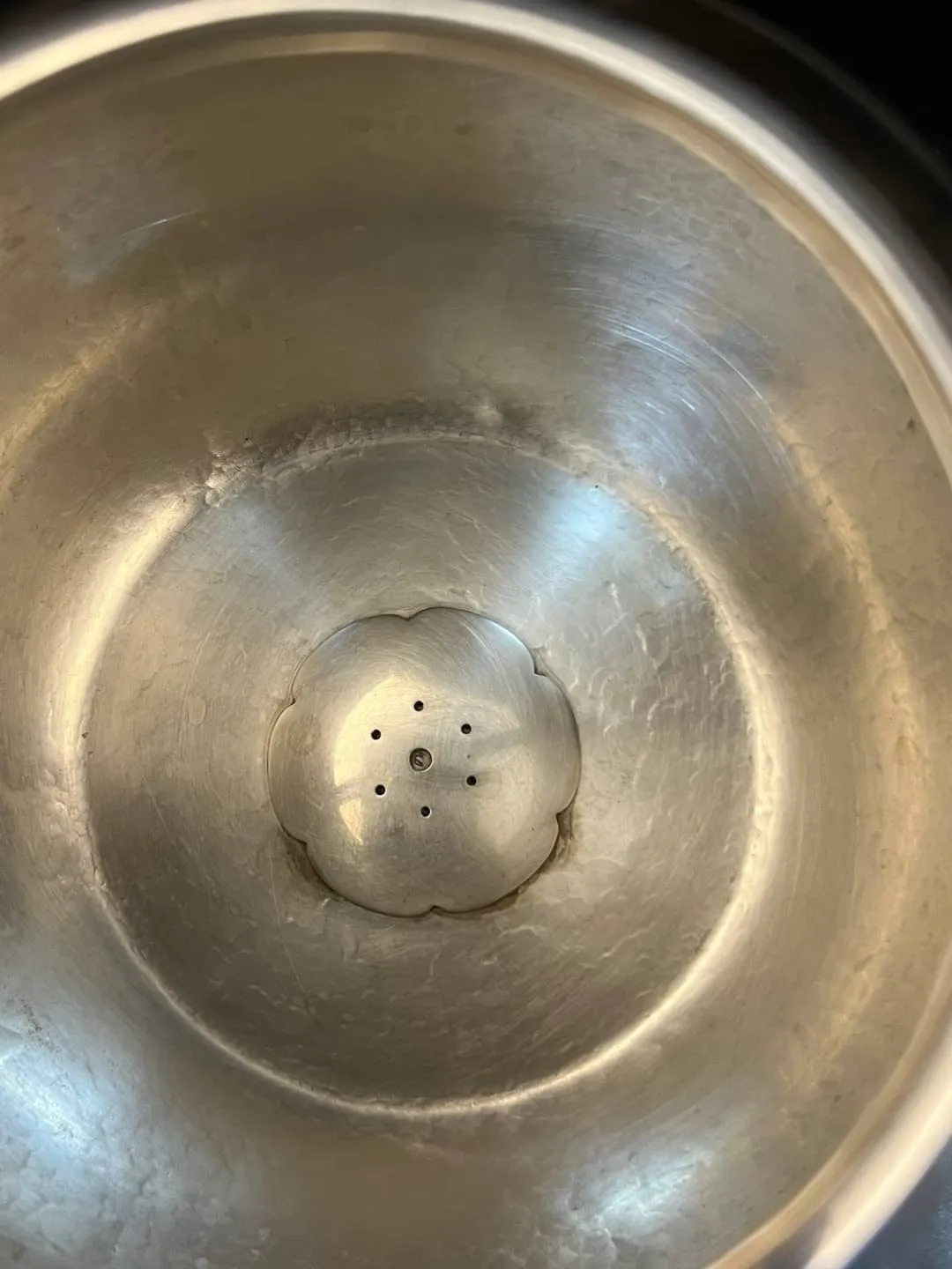 鐵邦作 河畔花草紋彫 純銀大湯沸