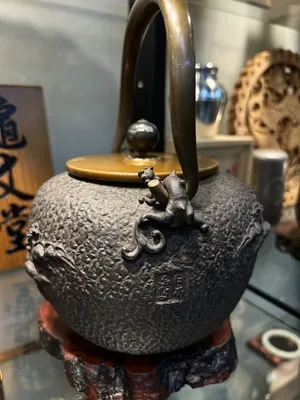 龜文堂造 家戌款 寶珠型銀象嵌波千鳥紋