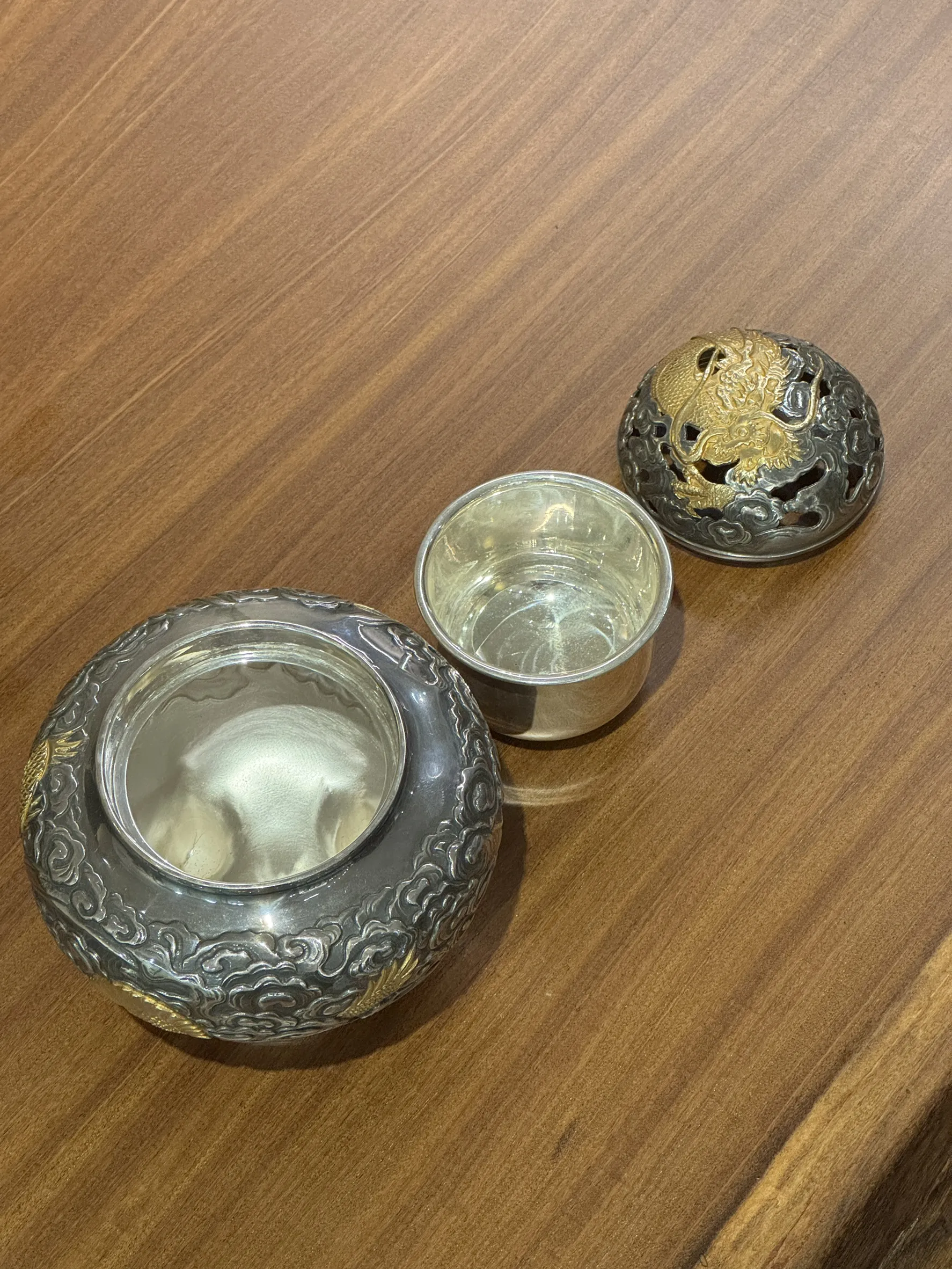 六代藏六 嵌金雲龍 純銀香爐