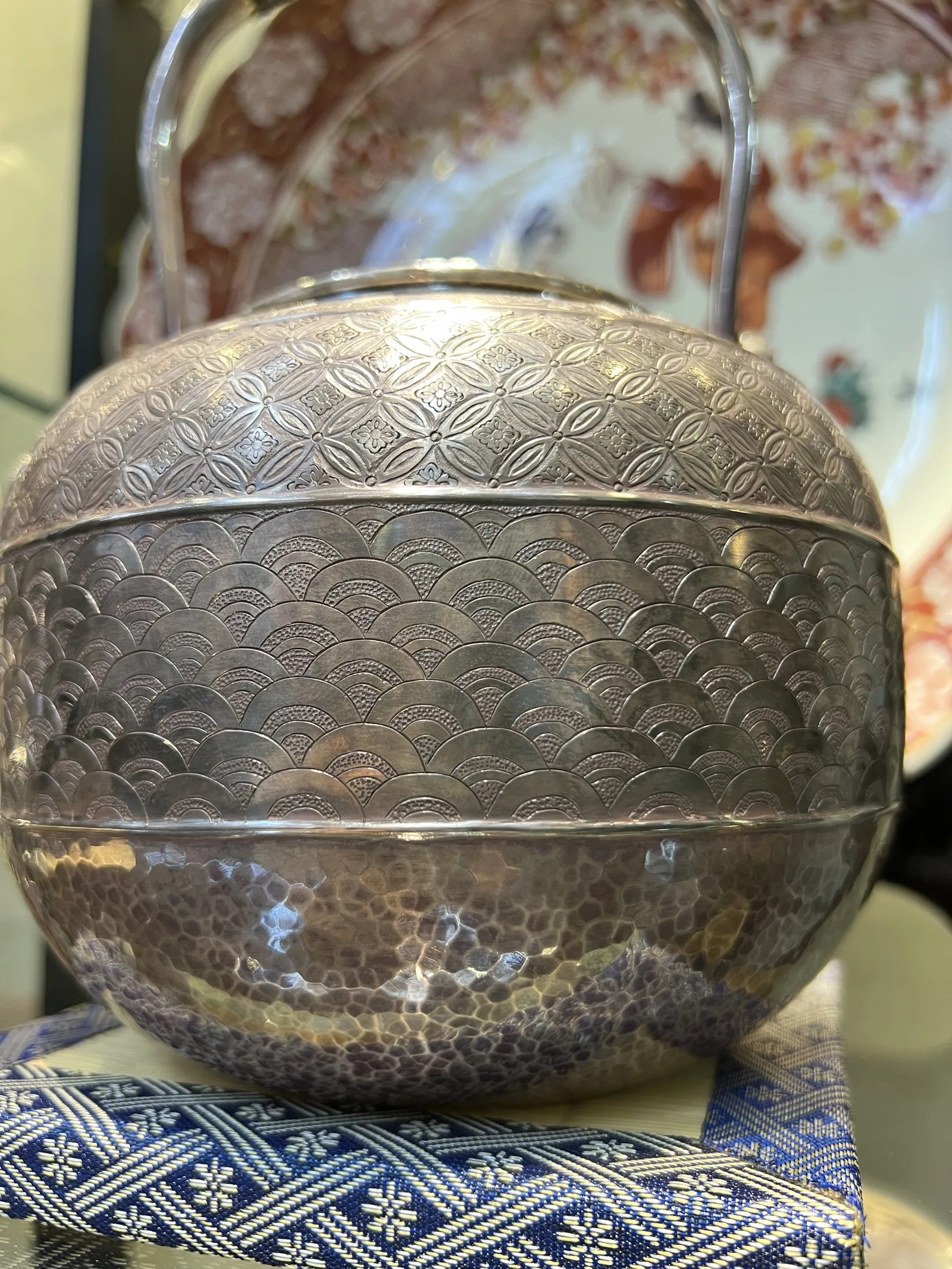 明治一晃齋作 燻紫手打金襴模樣 純銀湯沸