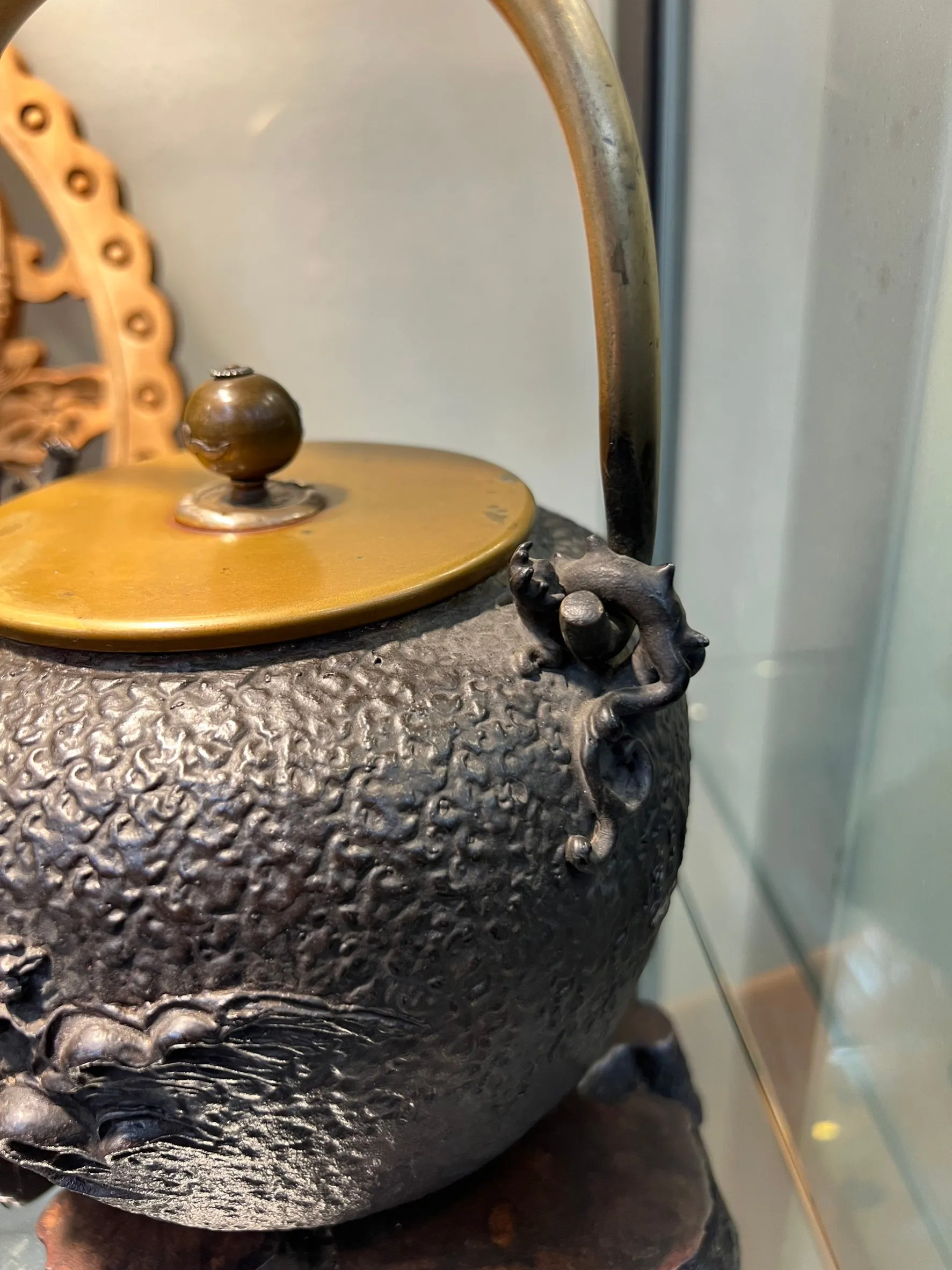 龜文堂寶珠型波千鳥嵌銀老鐵瓶