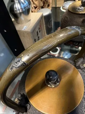 龜文堂造 家戌款 寶珠型銀象嵌波千鳥紋