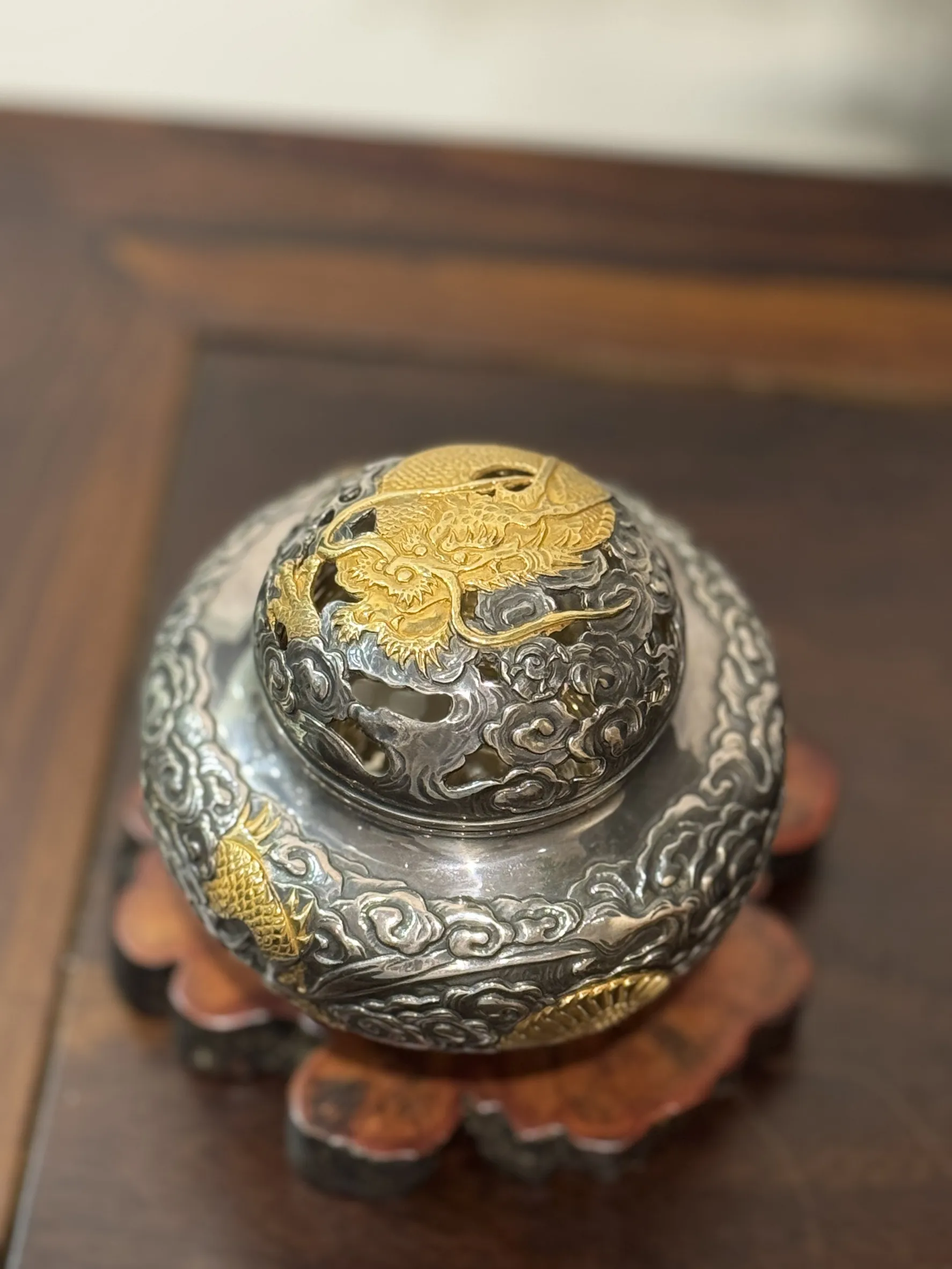 六代藏六 嵌金雲龍 純銀香爐