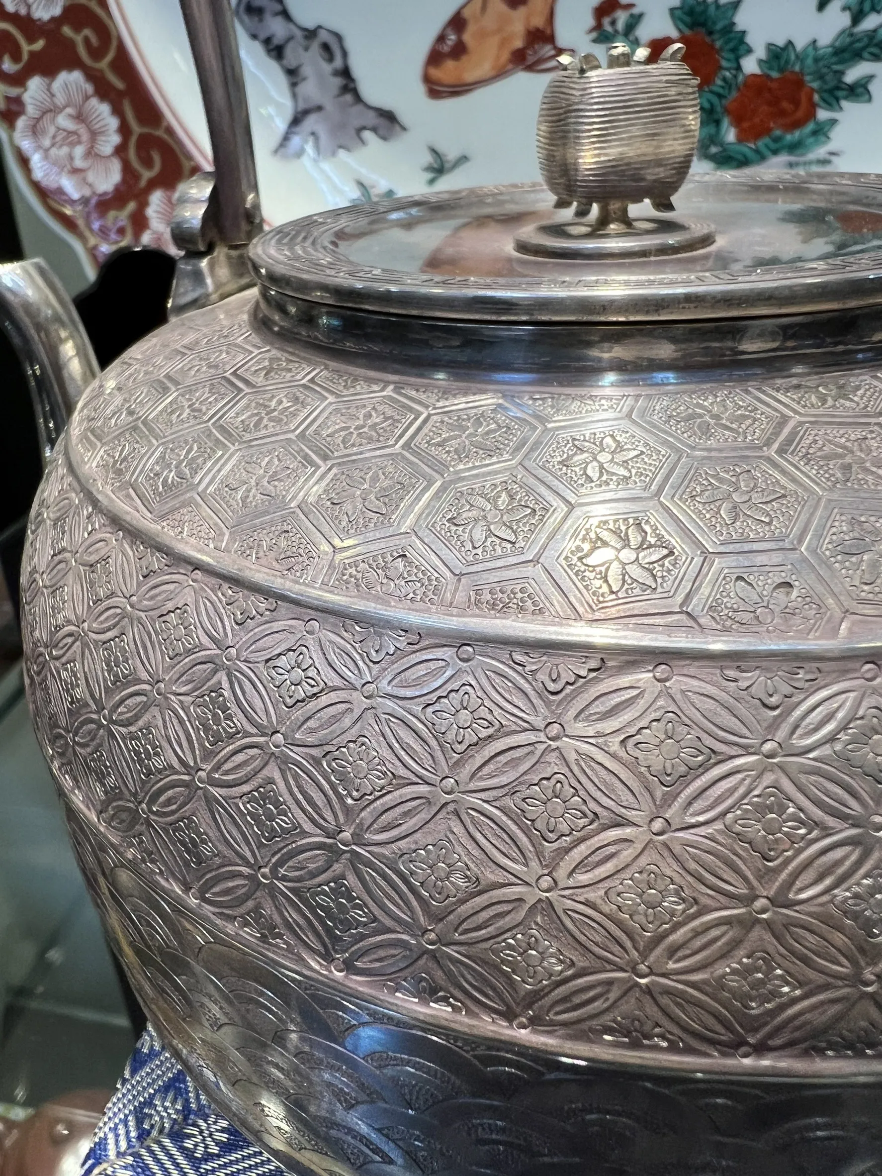 明治一晃齋作 燻紫手打金襴模樣 純銀湯沸