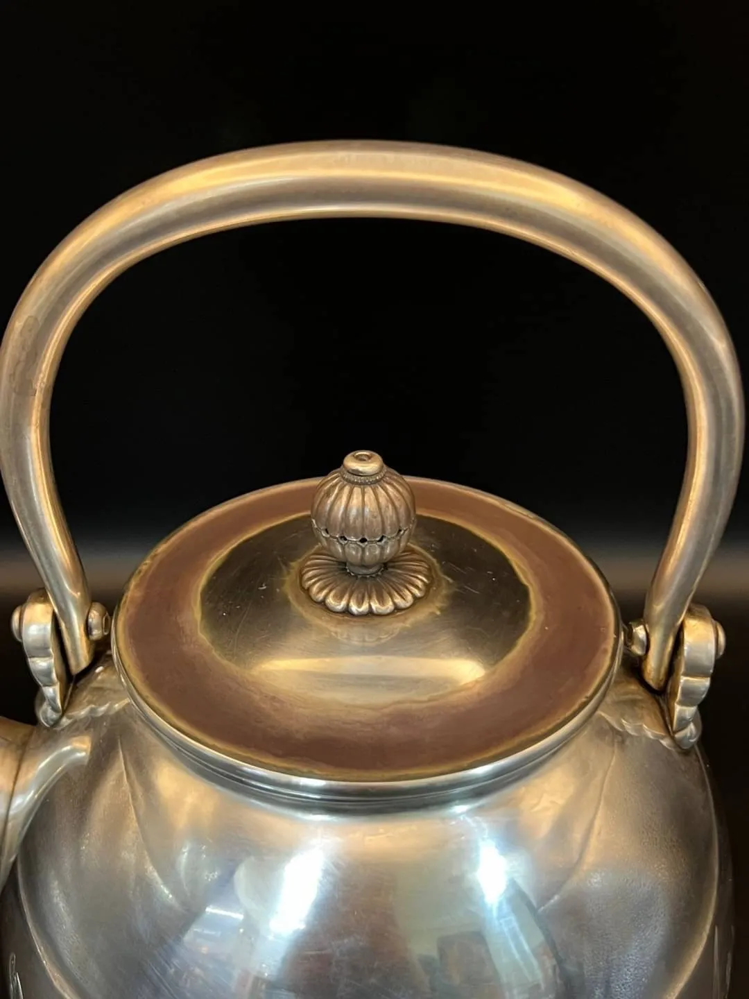 鐵邦作 河畔花草紋彫 純銀大湯沸