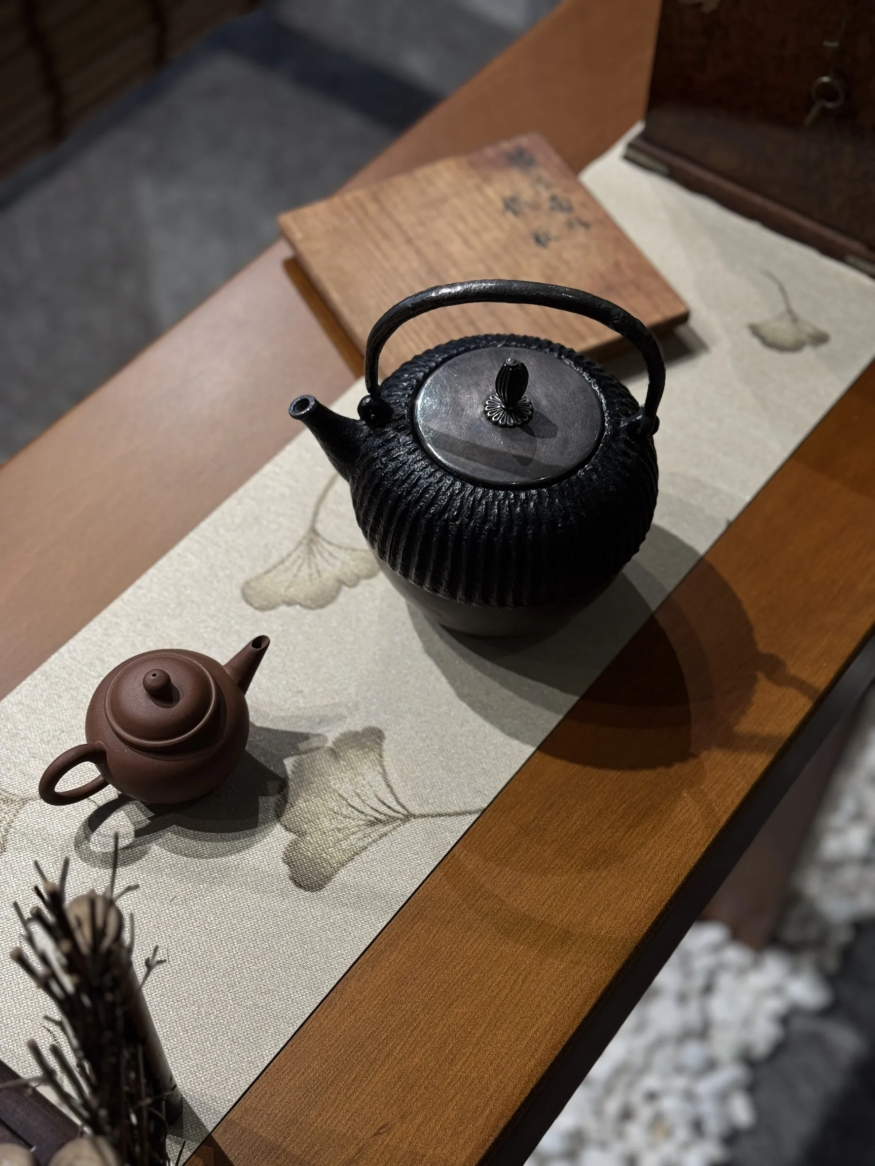 二代藏六作 銀包銅蓋 菊形1/2張打鐵銀壺